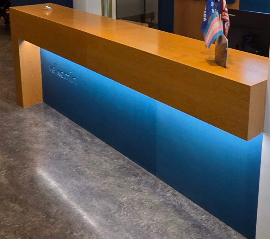 SELT / SOLD Móttökuborð með ledlýsingu, sérsmíði - tvær starfsstöðvar 3