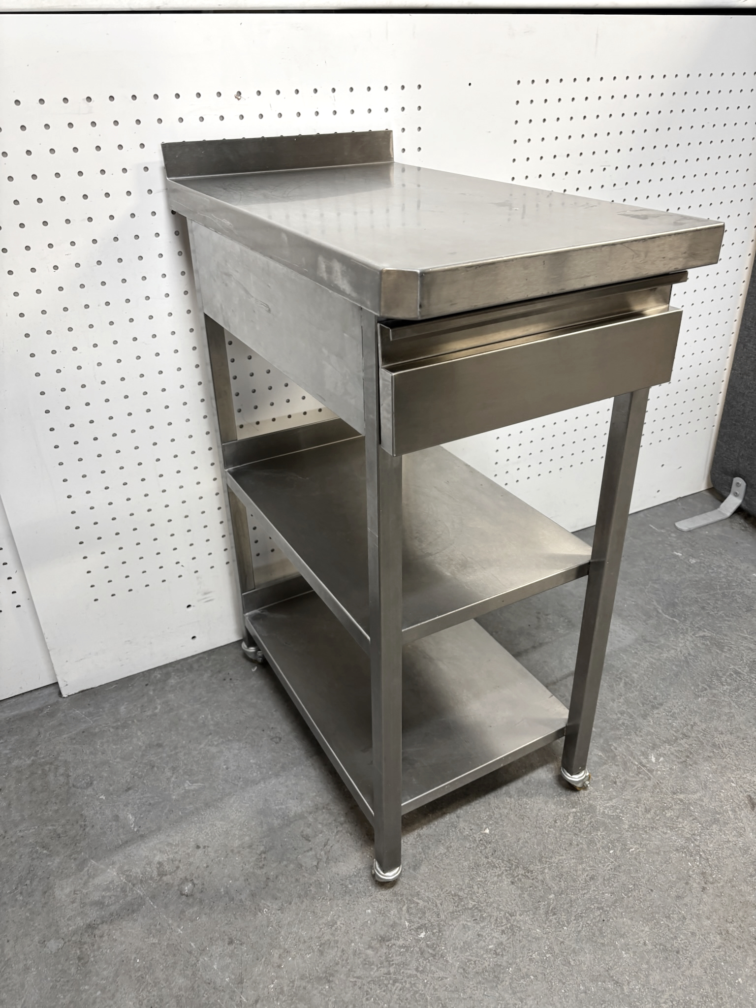 SELT / SOLD Ryðfrítt stálborð á hjólum