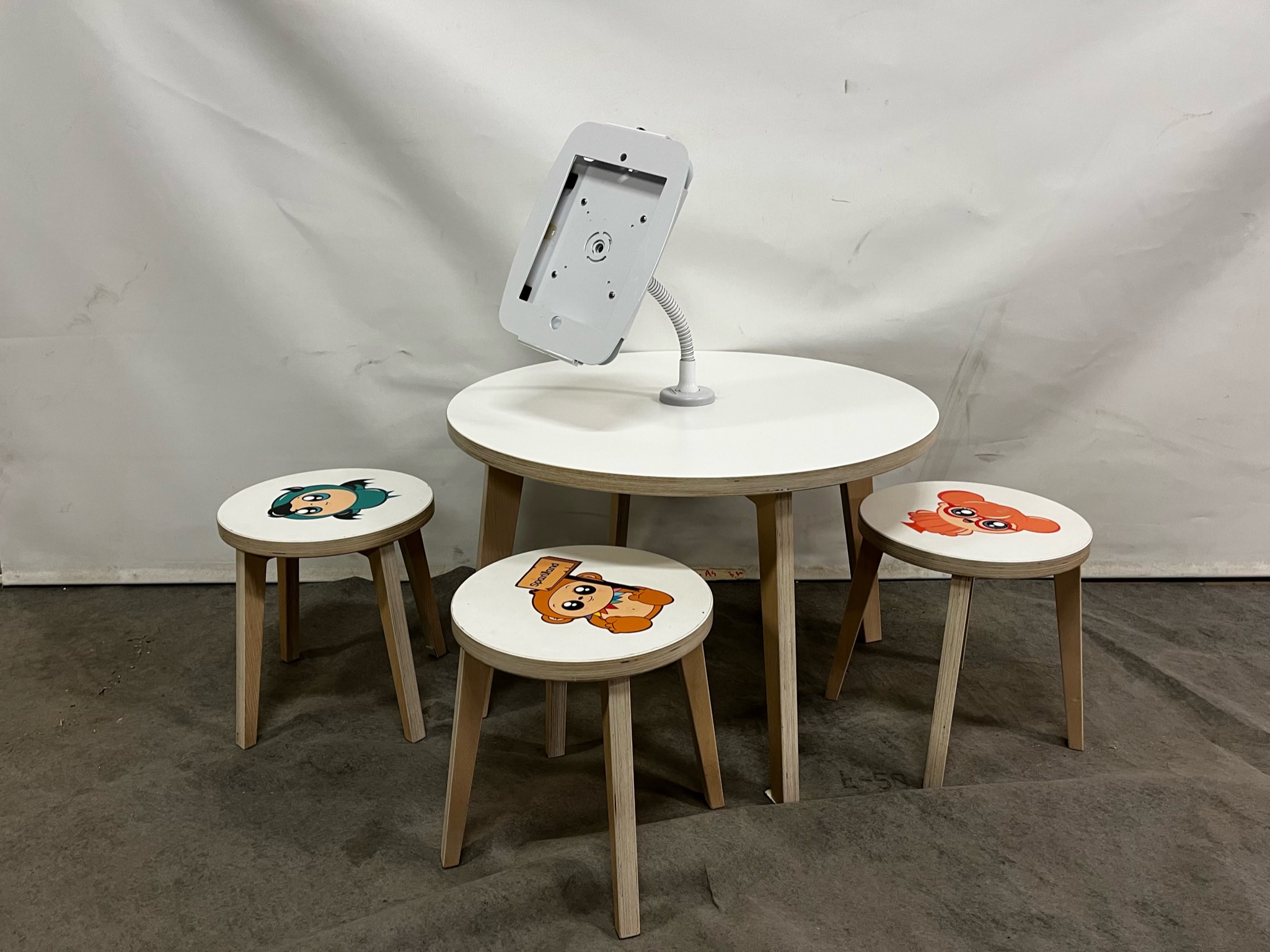 SELT / SOLD Flott afþreyingarborð fyrir börn