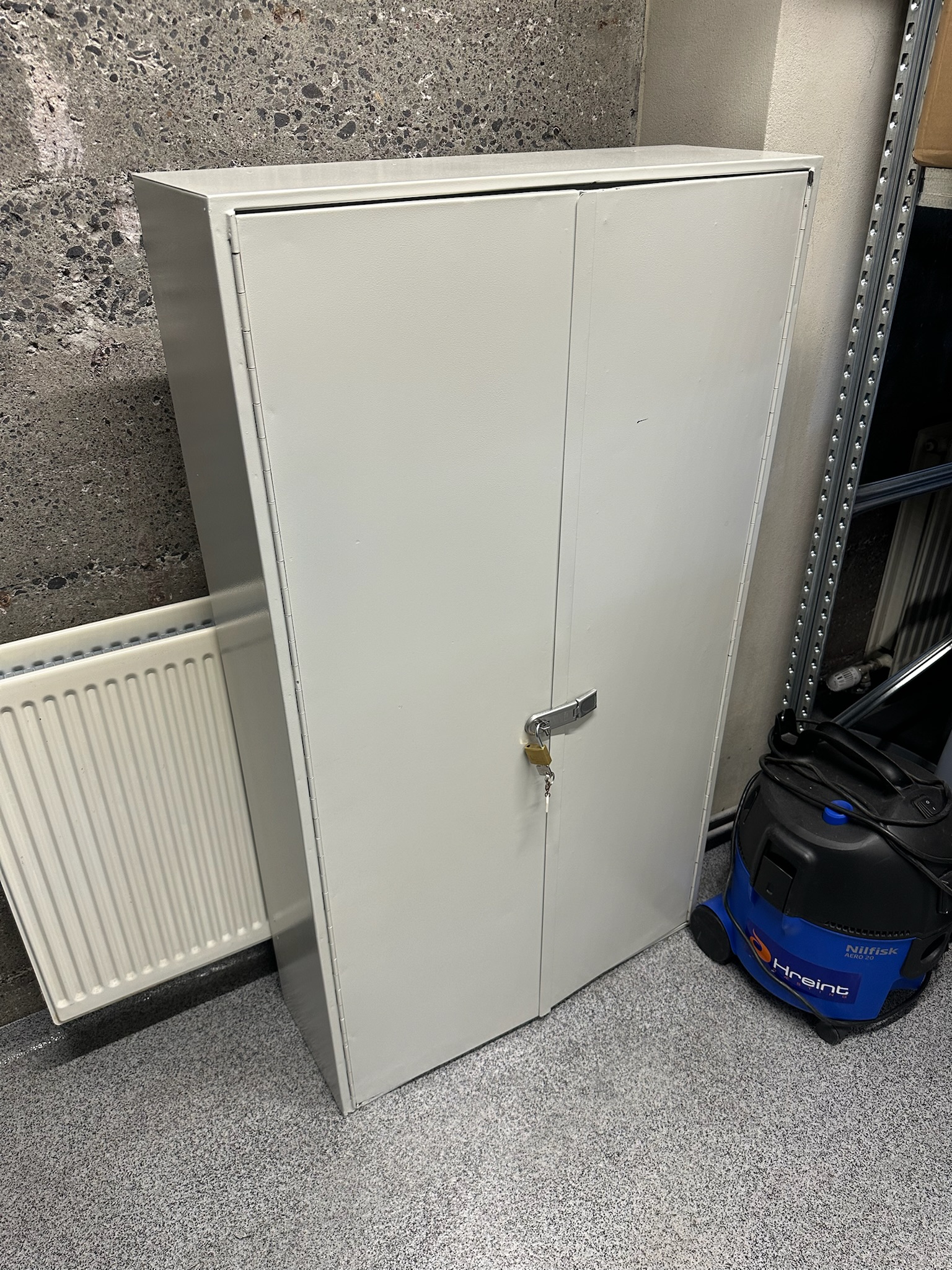 SELT / SOLD Lyklaskápur, 480 krókar, H130xB73sm.