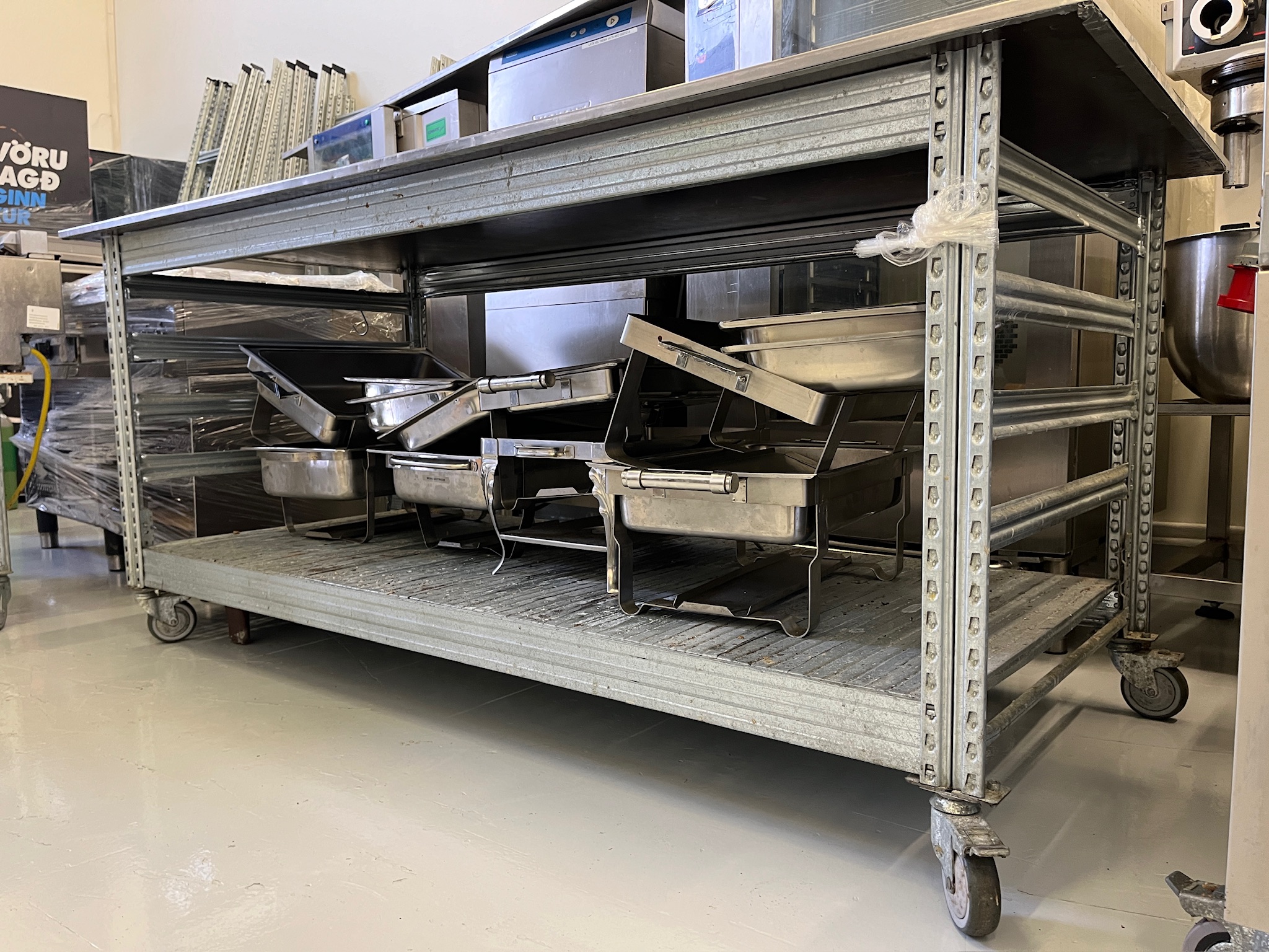 SELT / SOLD Ísoldar vinnuborð á hjólum, B205 x D90 x H90 4