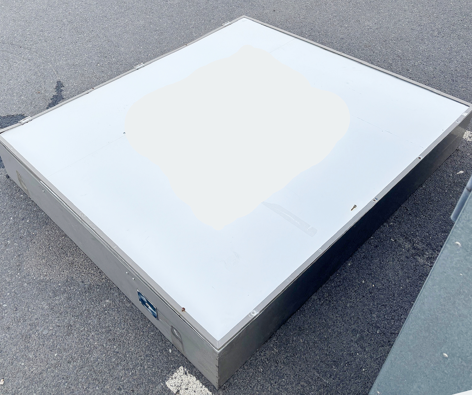 SELT / SOLD Útiljósaskilti í álramma, B210xL177xH31sm.