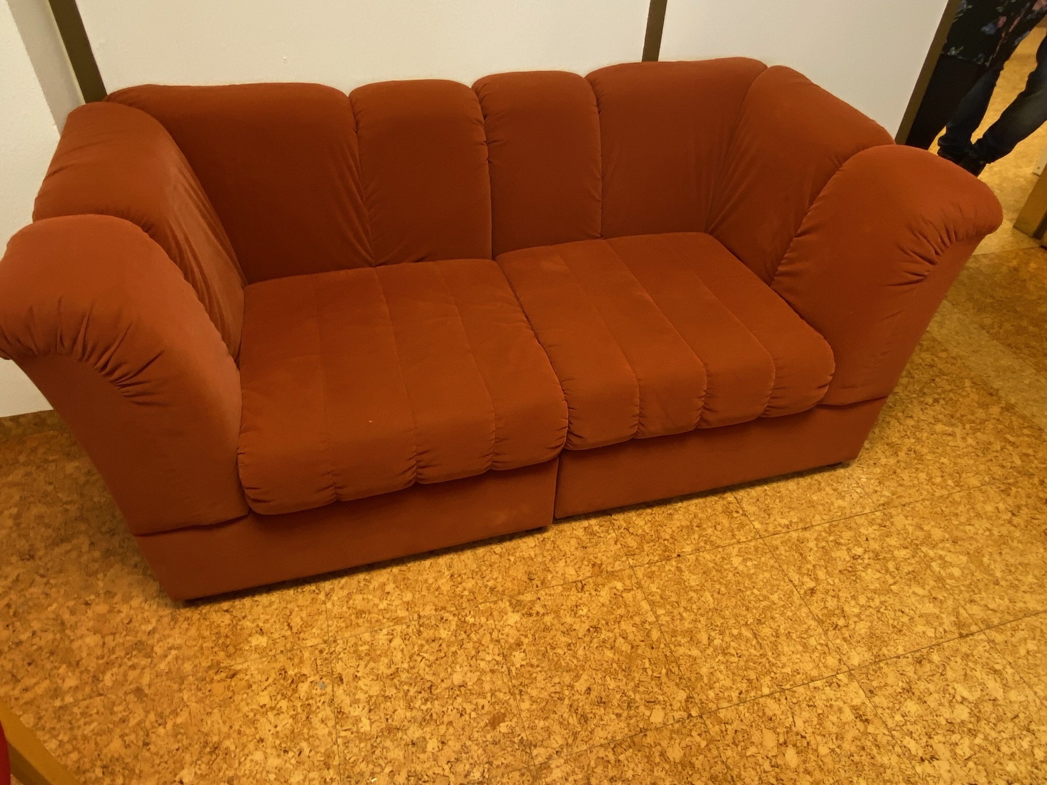SELT / SOLD Velvet sófi rauður 2ja manna 2