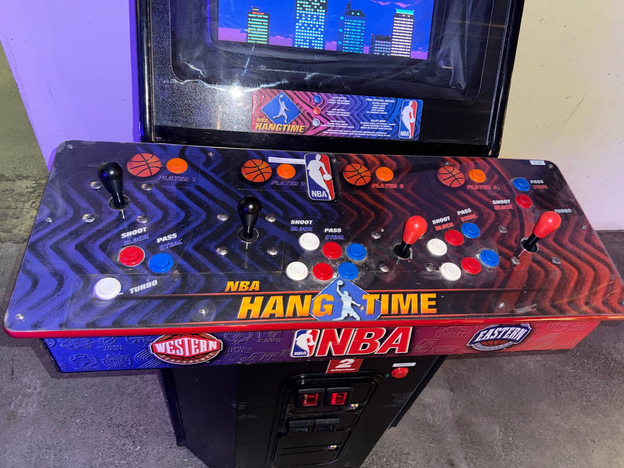 SELT / SOLD Midway NBA Maximum Hangtime spilakassaskápur (1996) 4