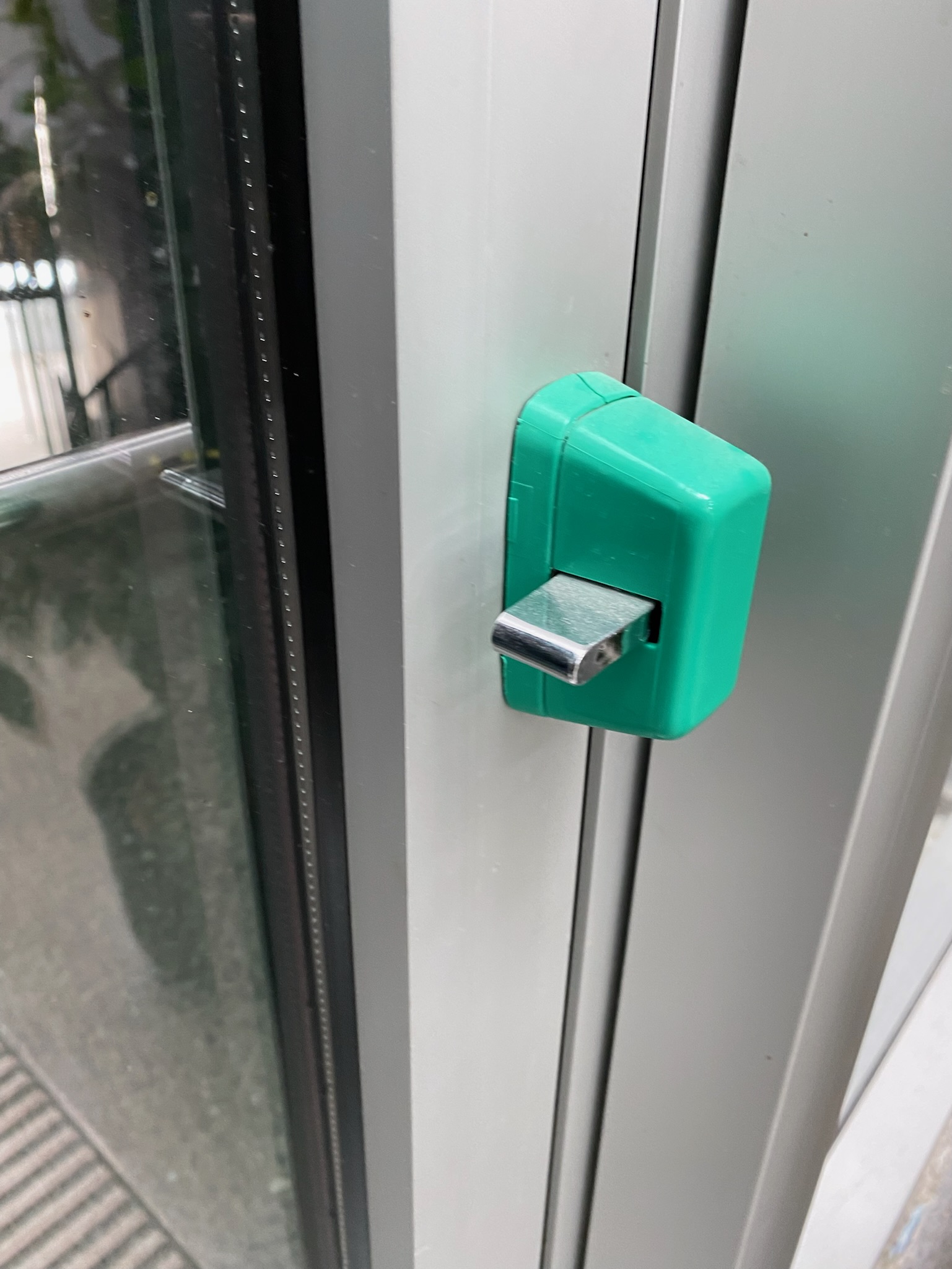 SELT / SOLD Vönduð útihurð í álramma 5