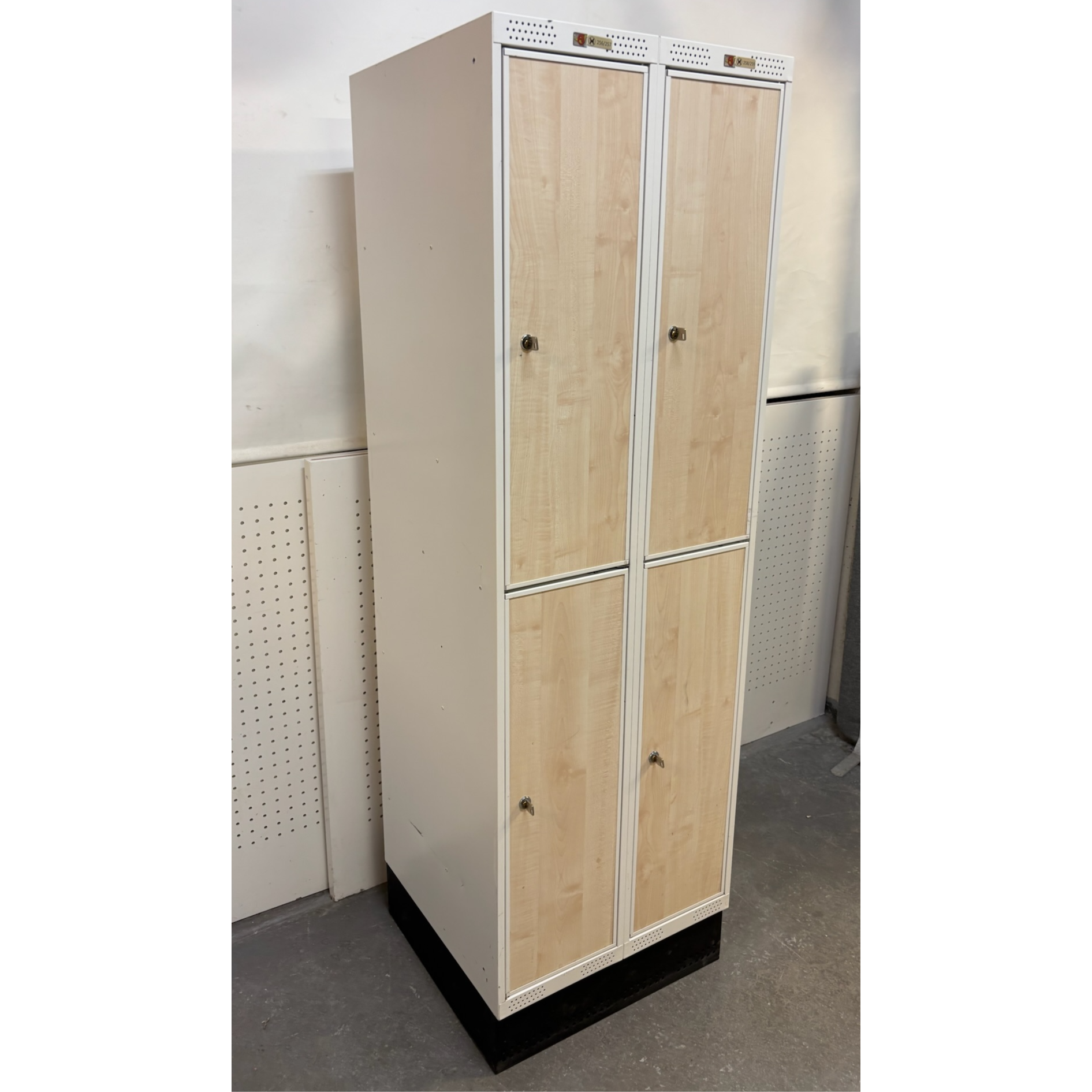 SELT / SOLD Starfsmannaskápur frá AJ Vörulistanum, H189xB60xD55sm.