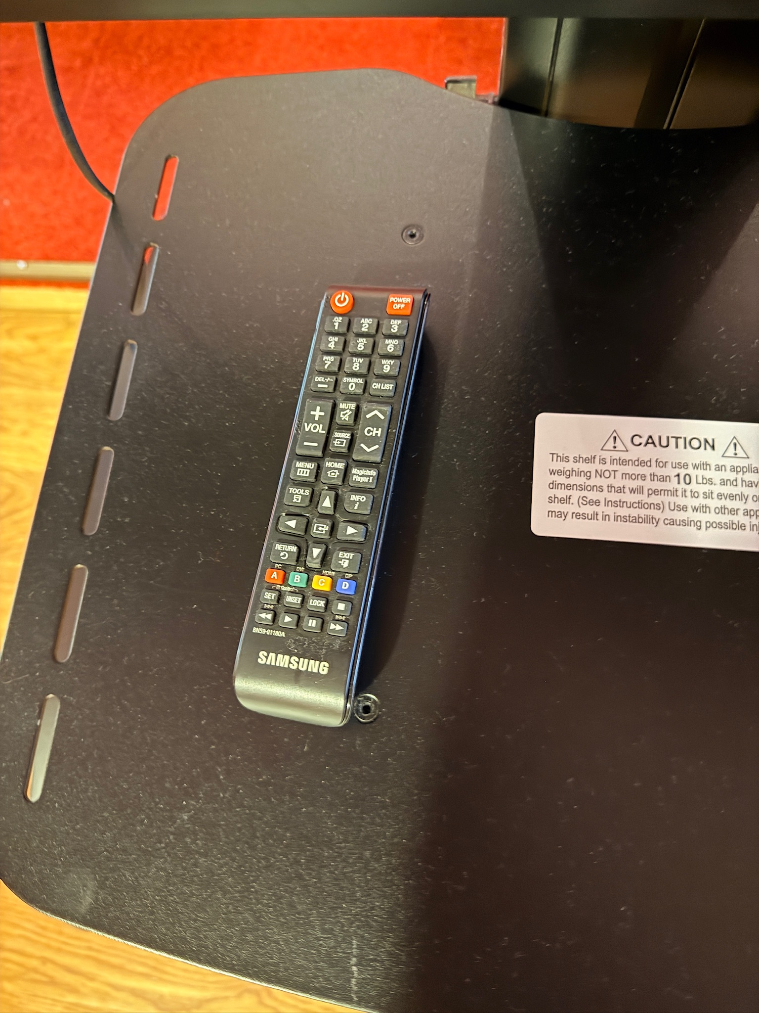 SELT / SOLD Samsung 65'' upplýsingaskjár á Peerless-AV færanlegum standi - PLAY 9