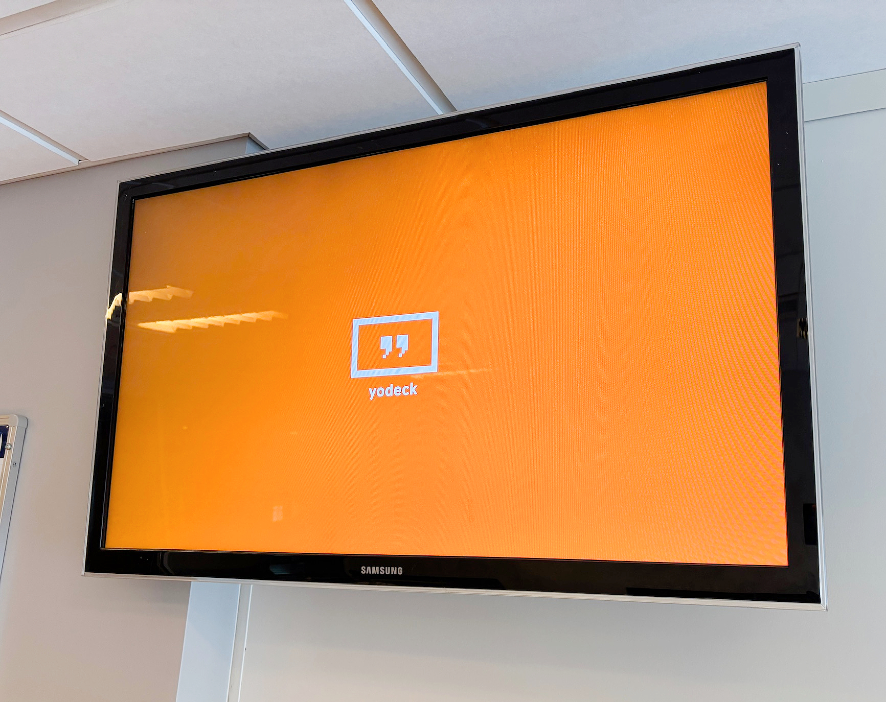 SELT / SOLD Samsung 37" Full HD Smart TV Black