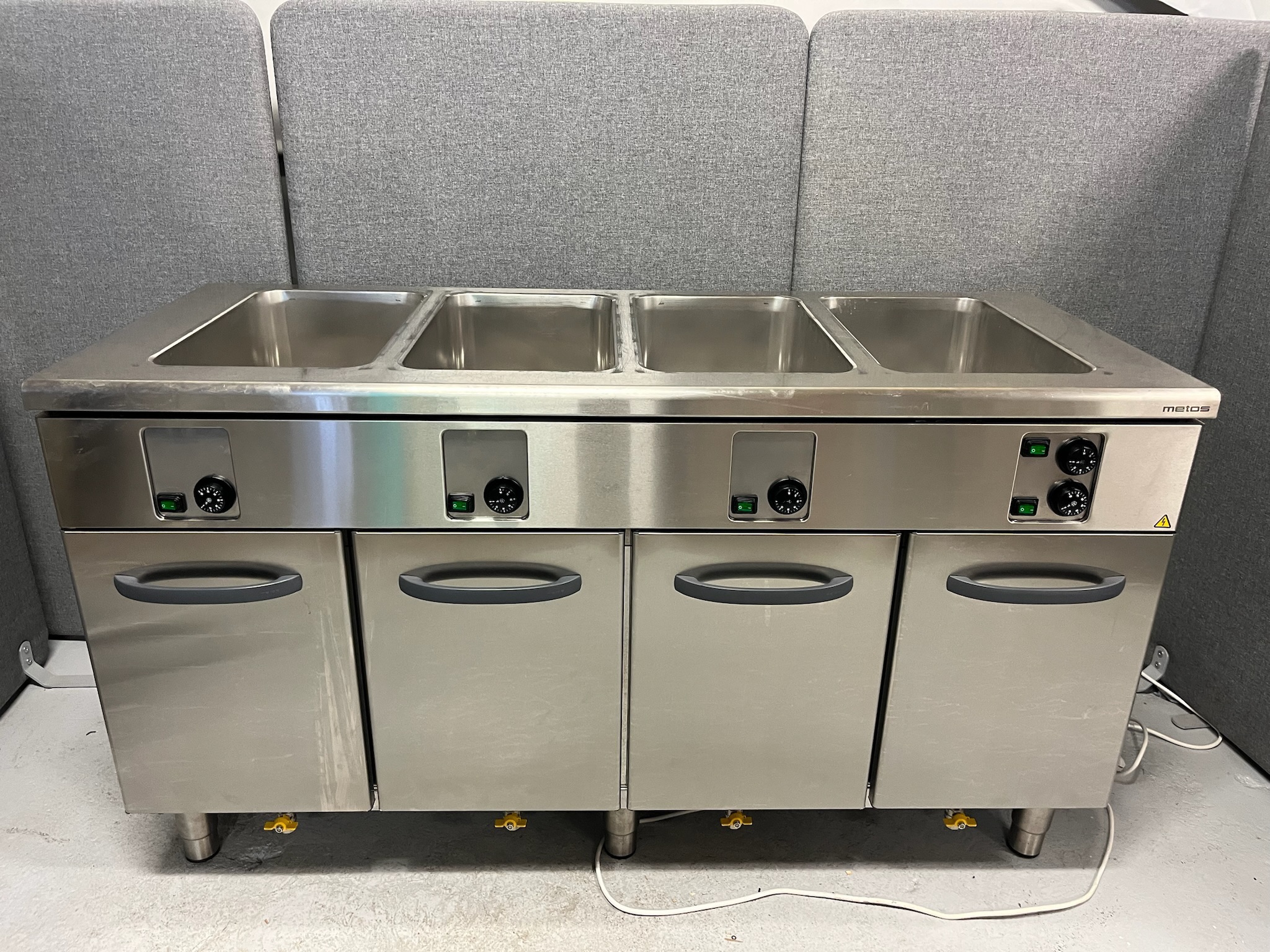 SELT / SOLD Metos hitaborð undir gastrobakka, 2023, B160 D65 x H90 sm.