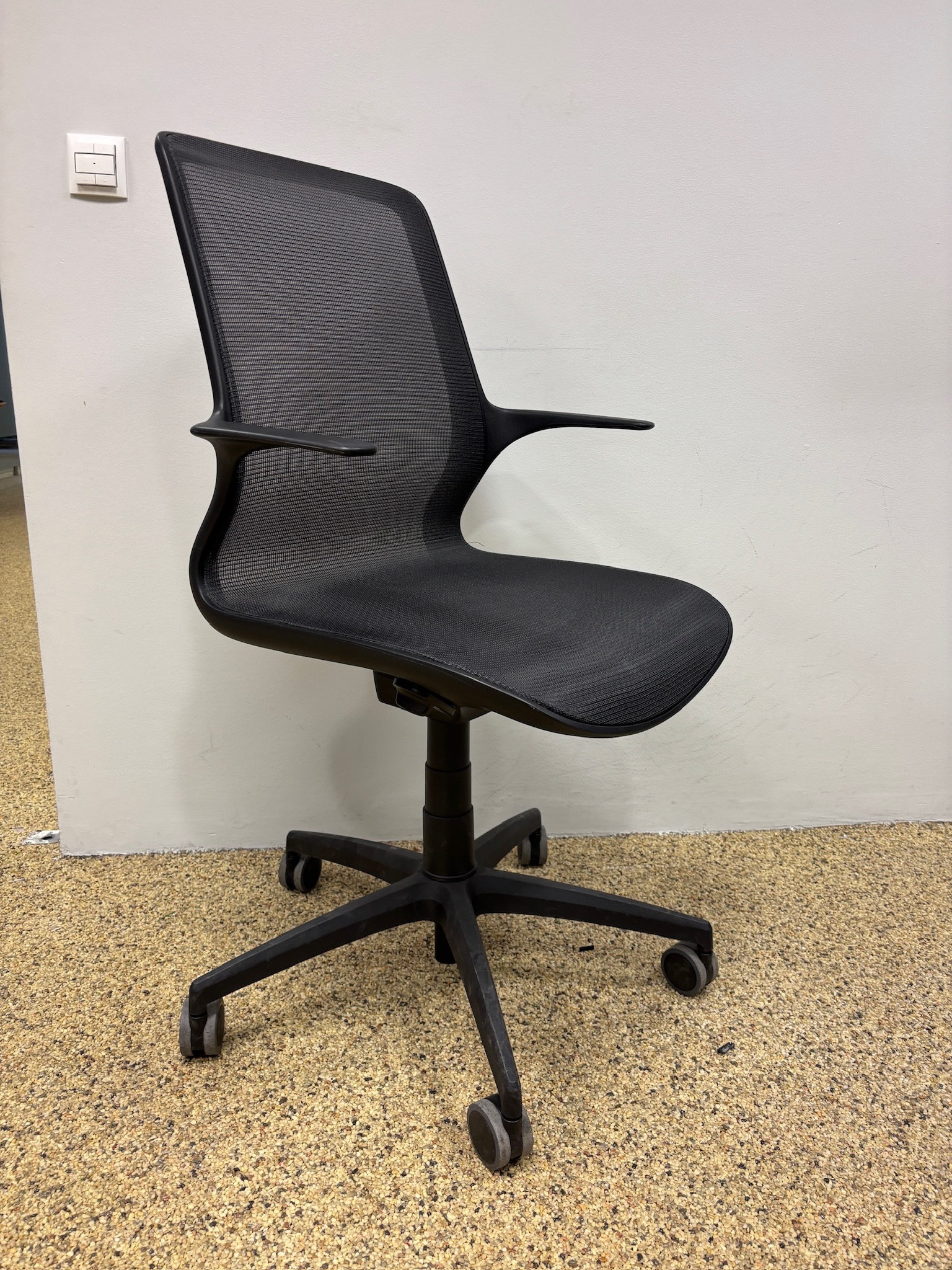 SELT / SOLD Skrifstofustóll á hjólum. 2