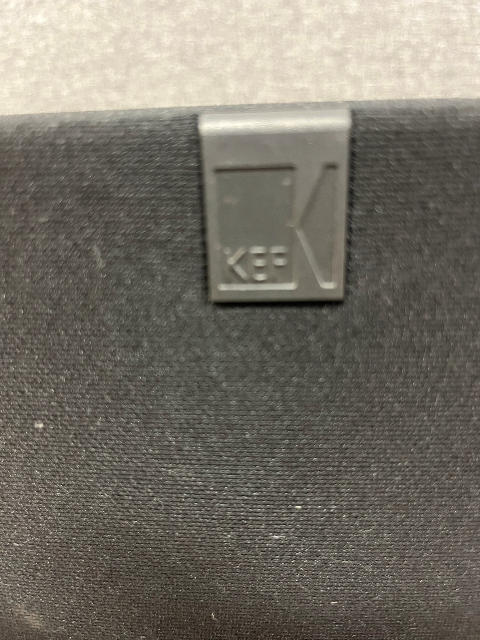 KEF hátalari, L45 x B17 x H15 sm. 2