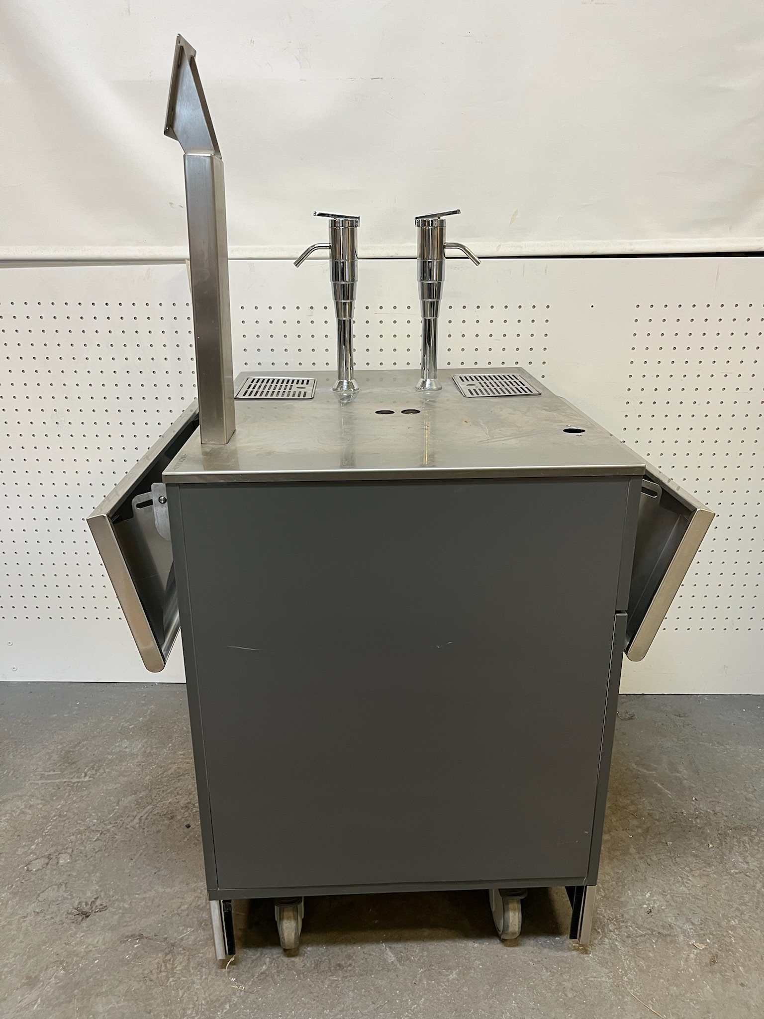SELT / SOLD Metos drykkjarborð 2