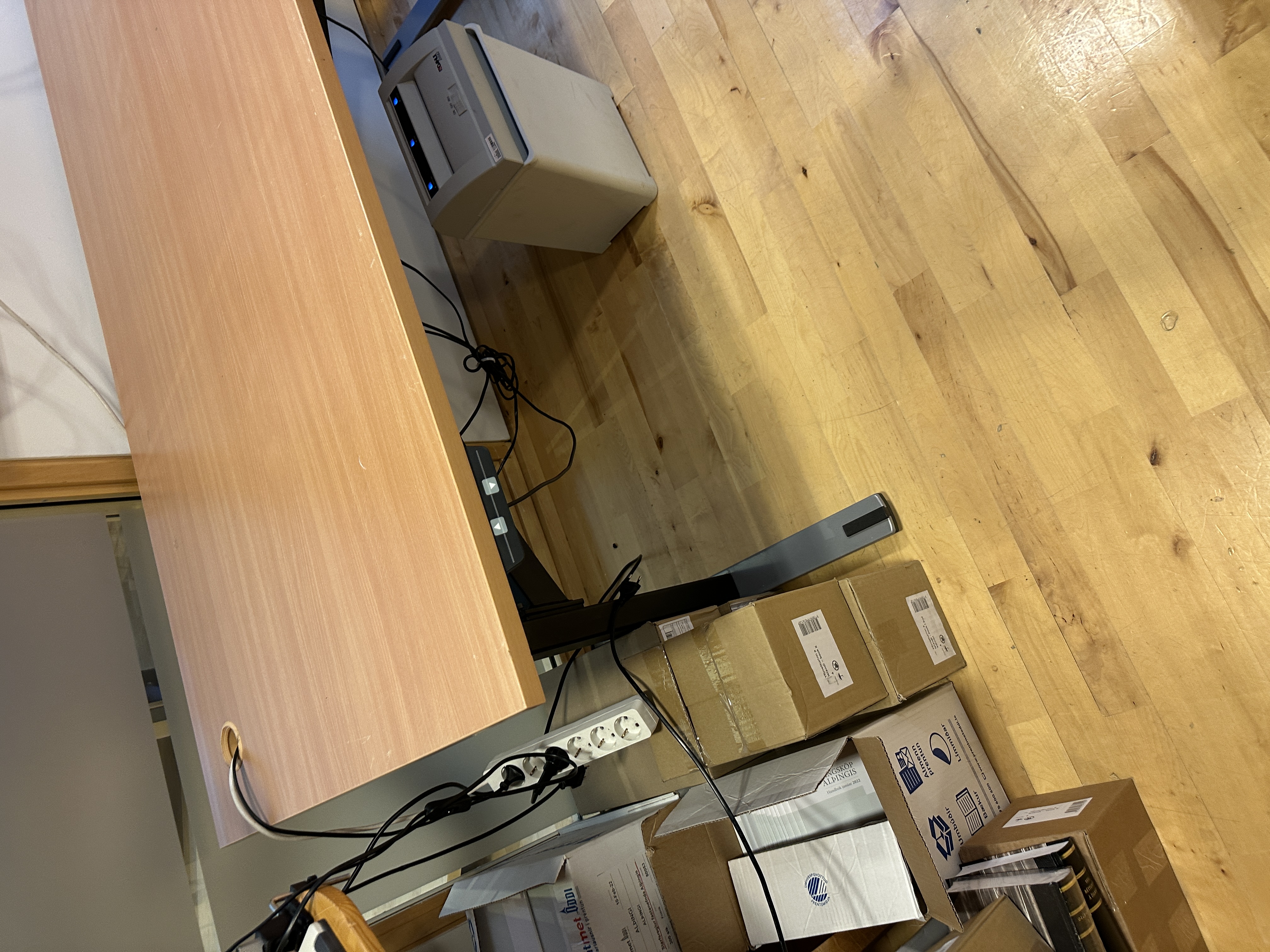 SELT / SOLD Dencon rafmagnsborð frá Pennanum, B200xD80sm. - Alþingi 3