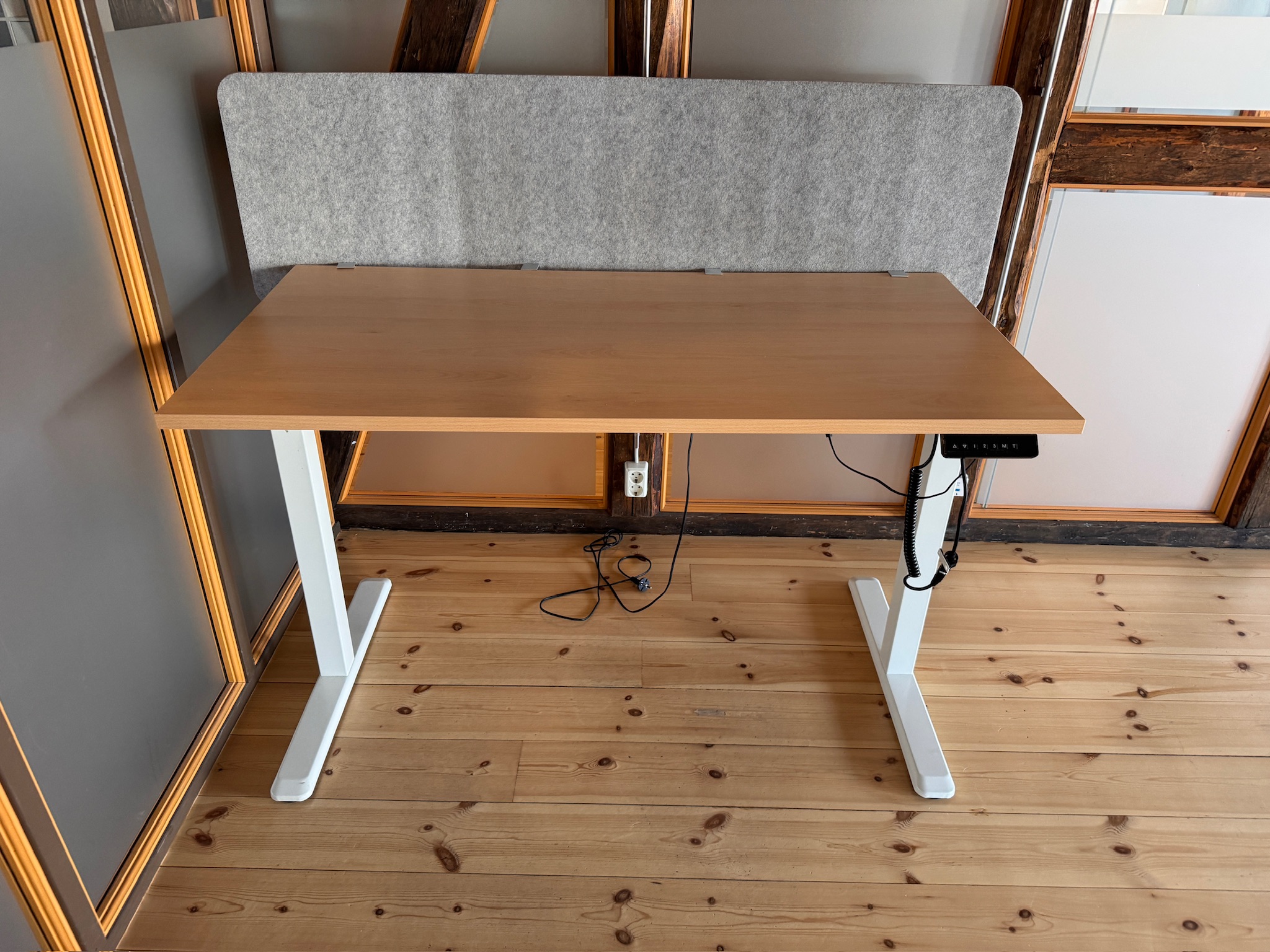 SELT / SOLD Rafmagnsborð með minnisstillingum frá Hirzlunni 2