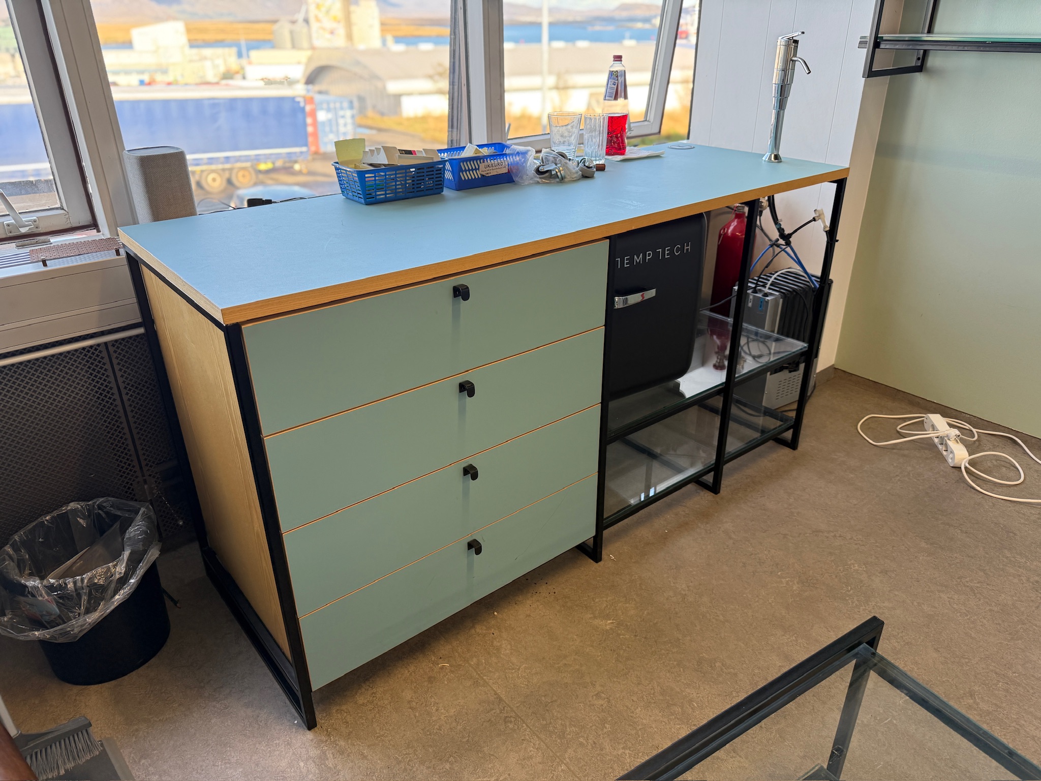 SELT / SOLD EFG vinnuborð með skúffum og hillum frá A4, B177xD63sm.