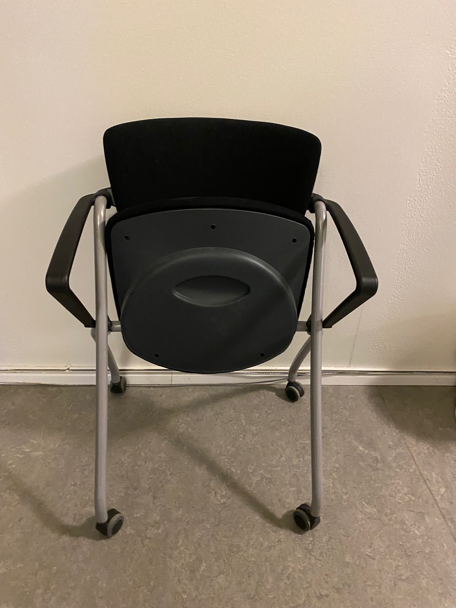 SELT / SOLD Fundarstóll með fellisetu frá Innx 7