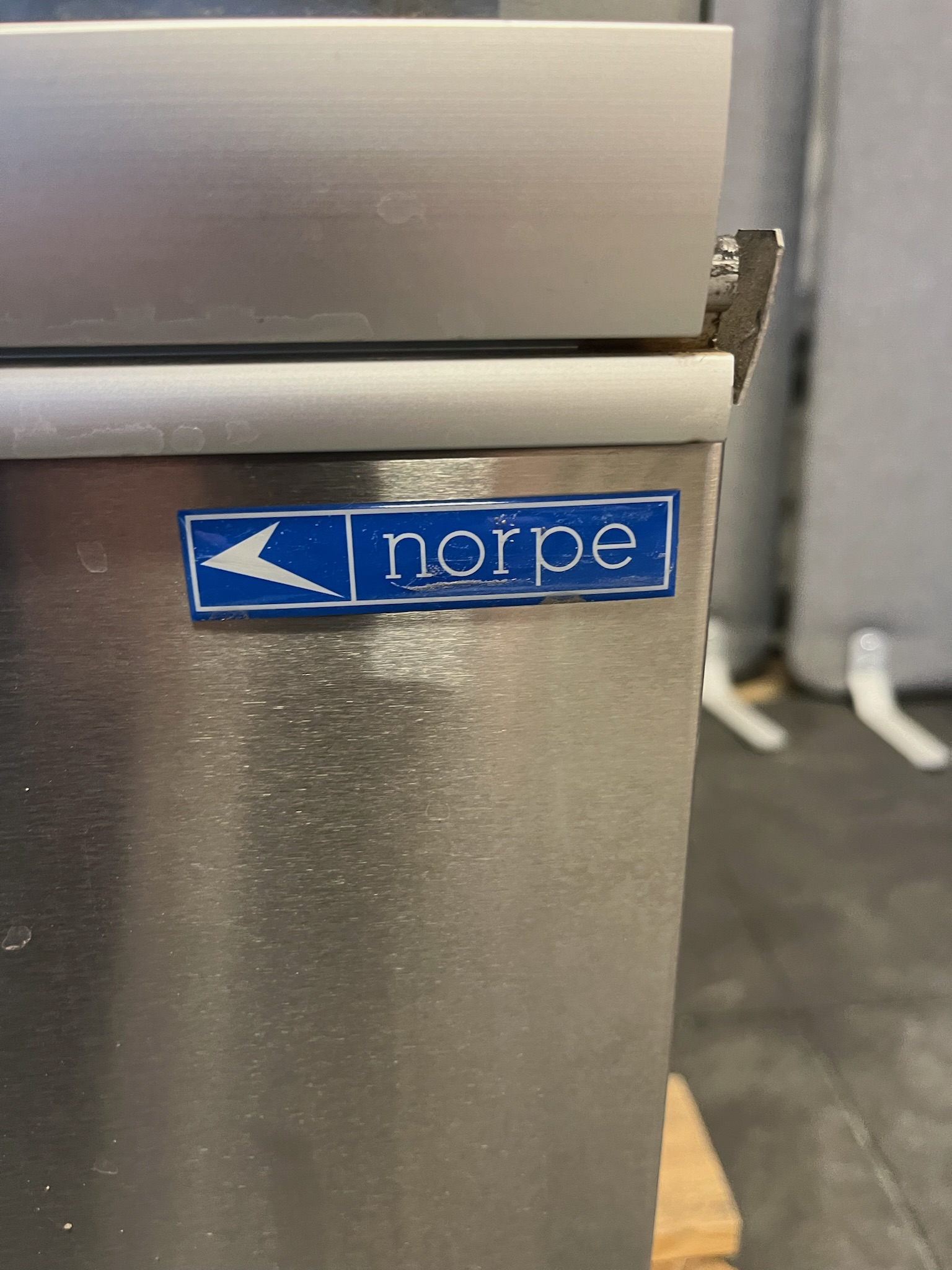 SELT / SOLD Norpe hitaskápur, B90 x D75 x H135 sm. 6