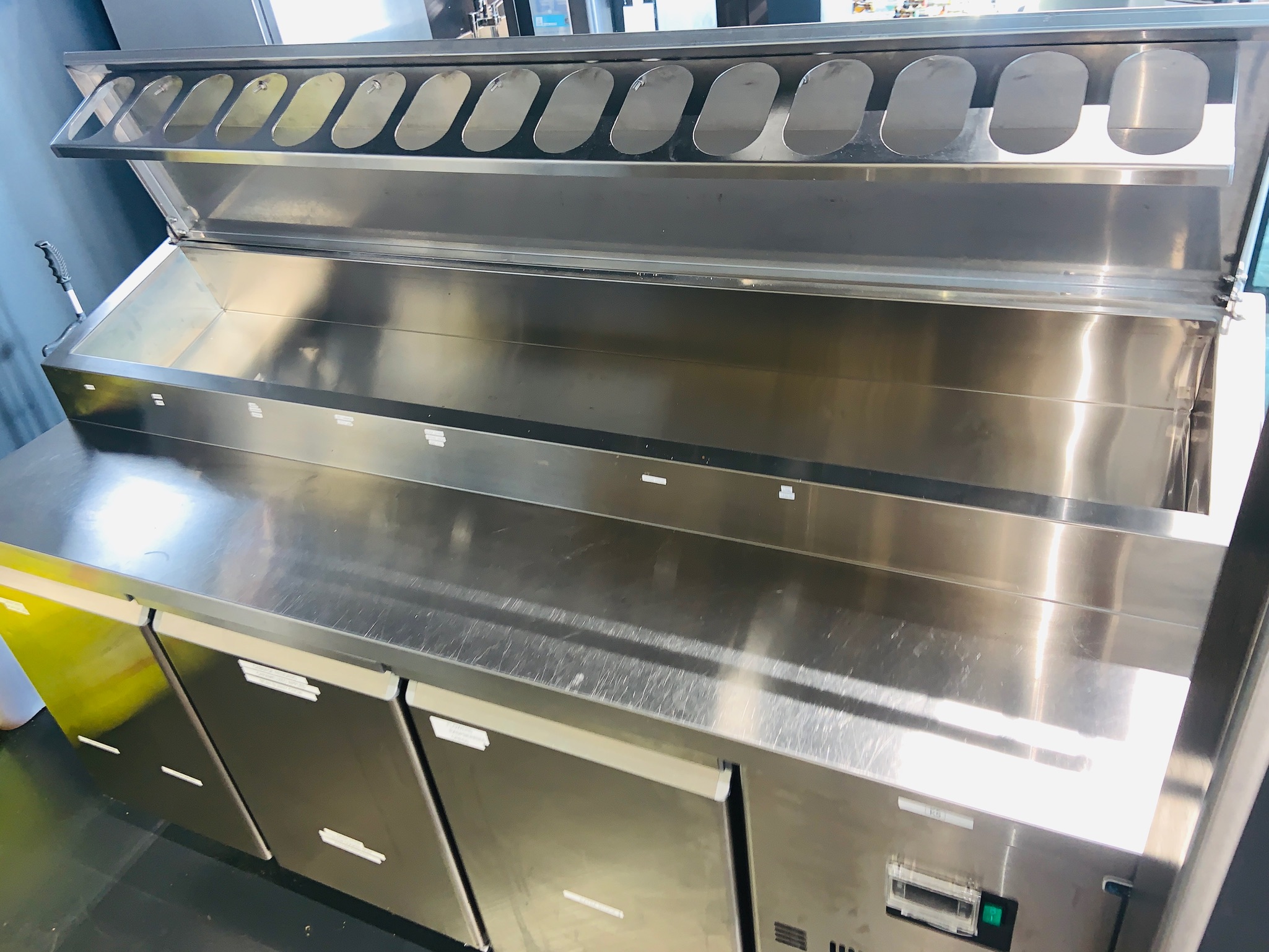 Selt/Endurnýtt-CombiSteel salat/pitsuprepborð + 3 kælihólf