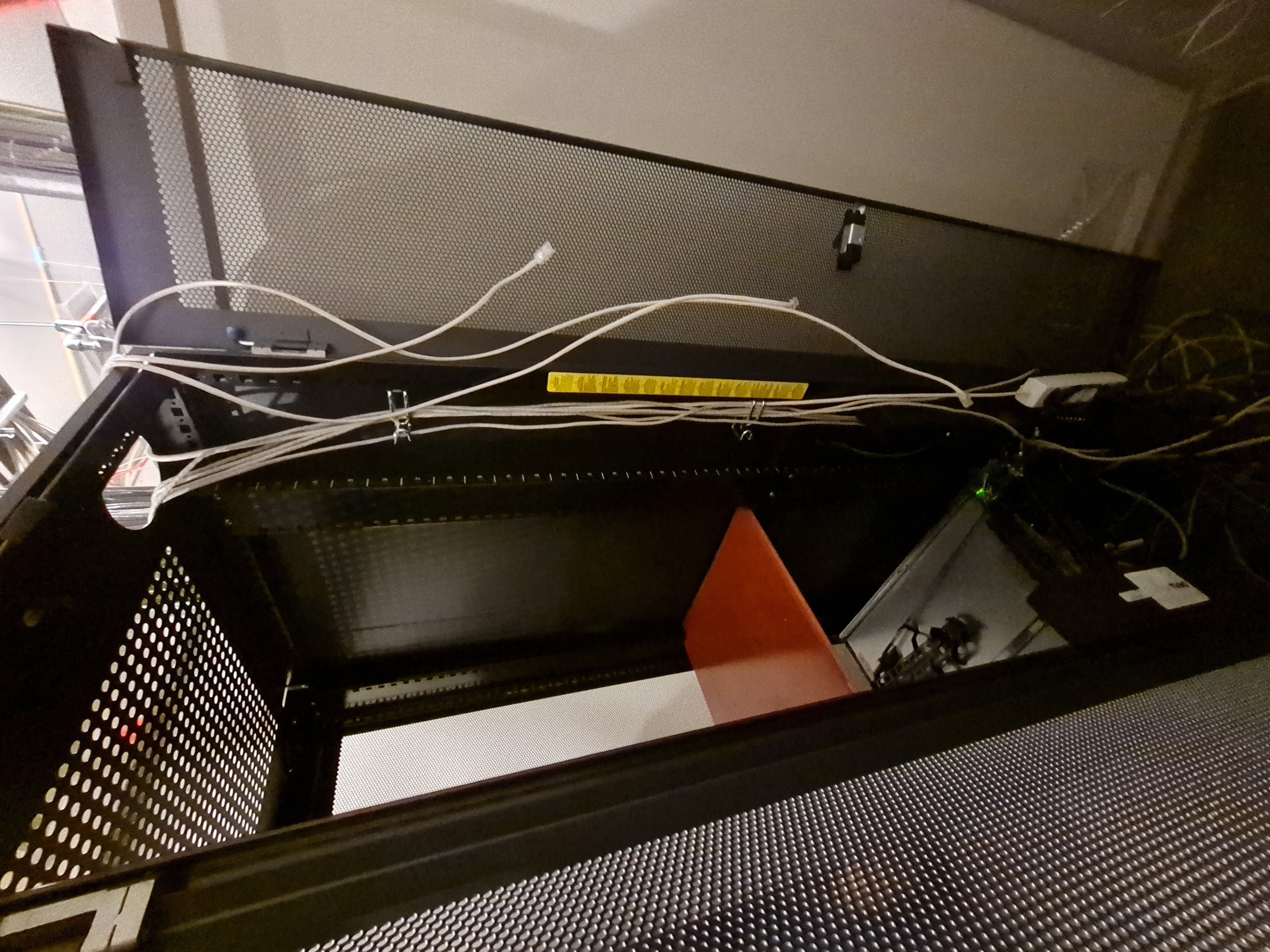 SELT / SOLD - Tölvuskápur - netskápur 3