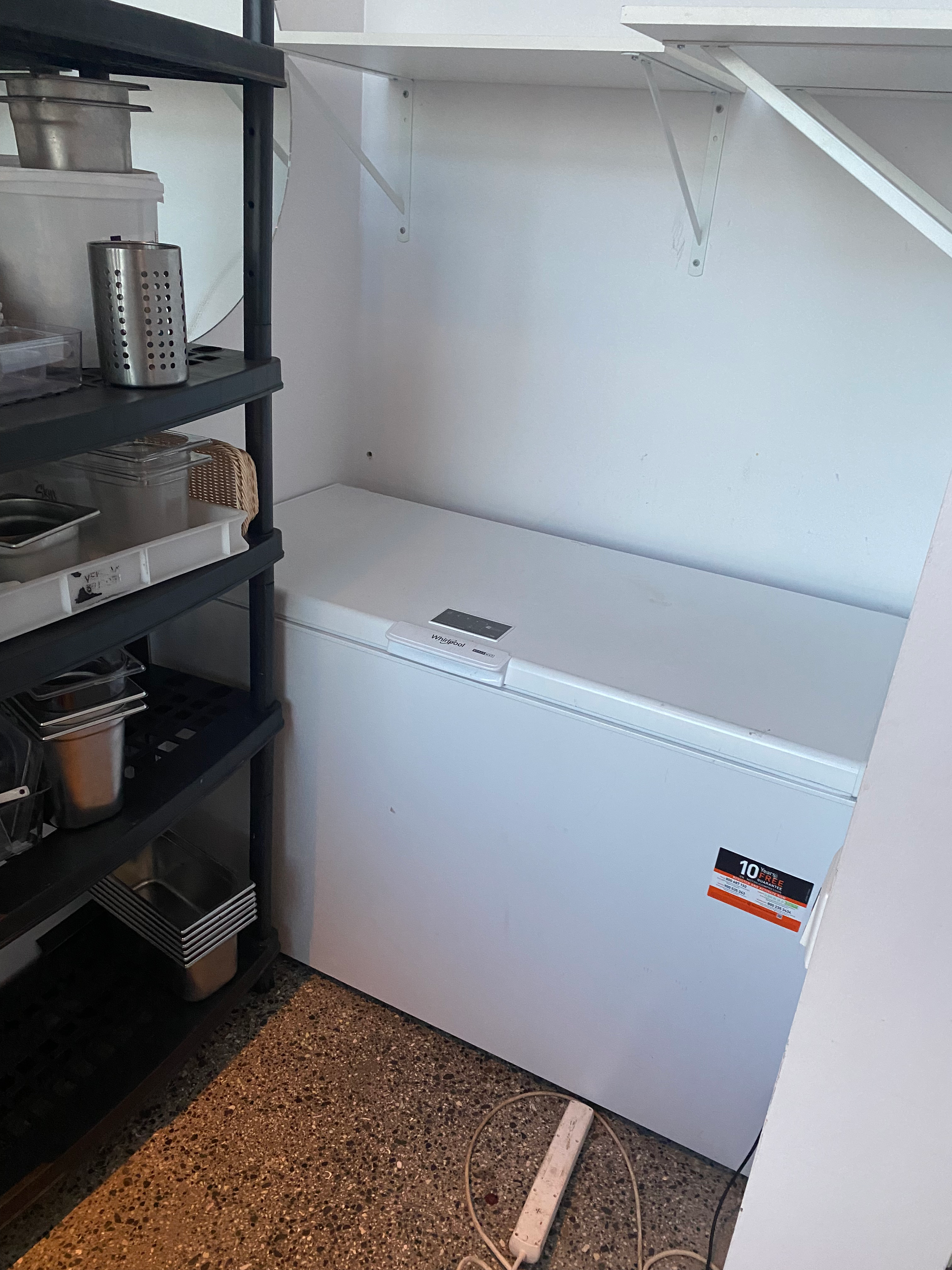SELT / SOLD Whirlpool frystikista W390FO - 390 lítra