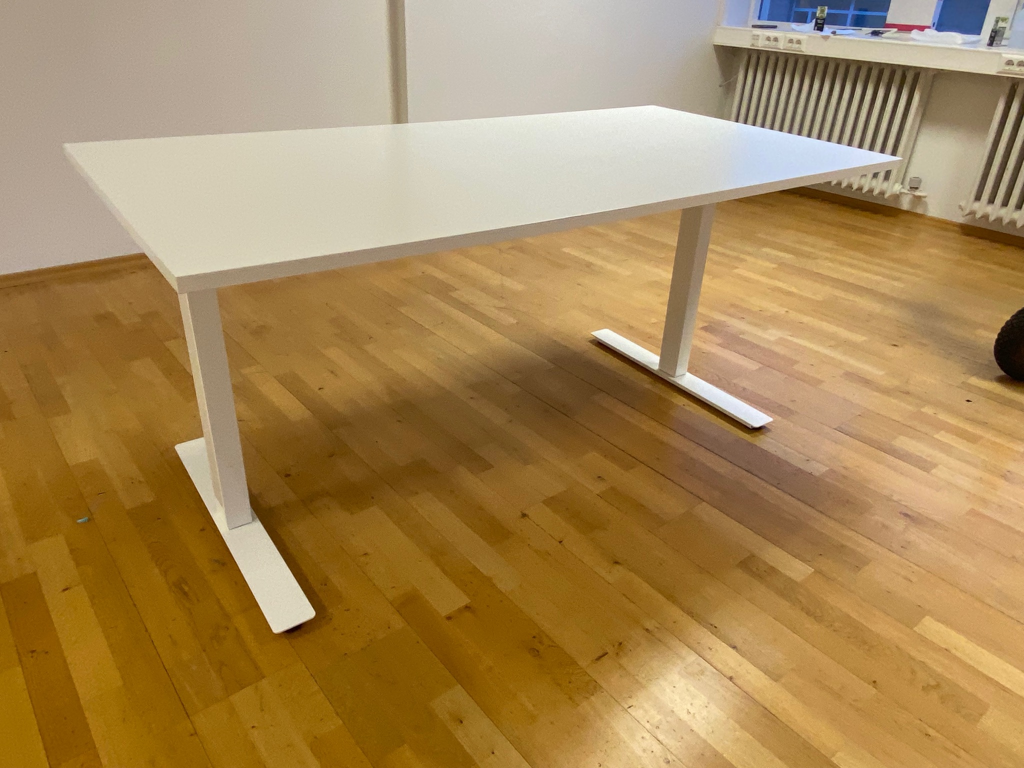 SELT / SOLD Stílhreint skrifborð hvítt 160 x 80 sm.