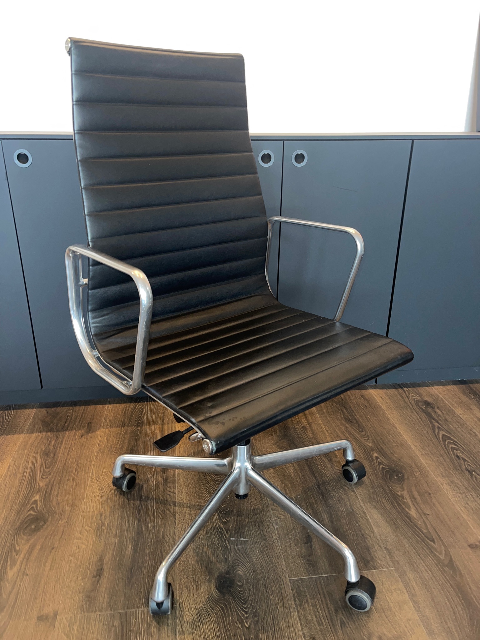 SELT / SOLD Vitra fundarstóll/skrifborðsstóll með 4-arma hjólakrossi
