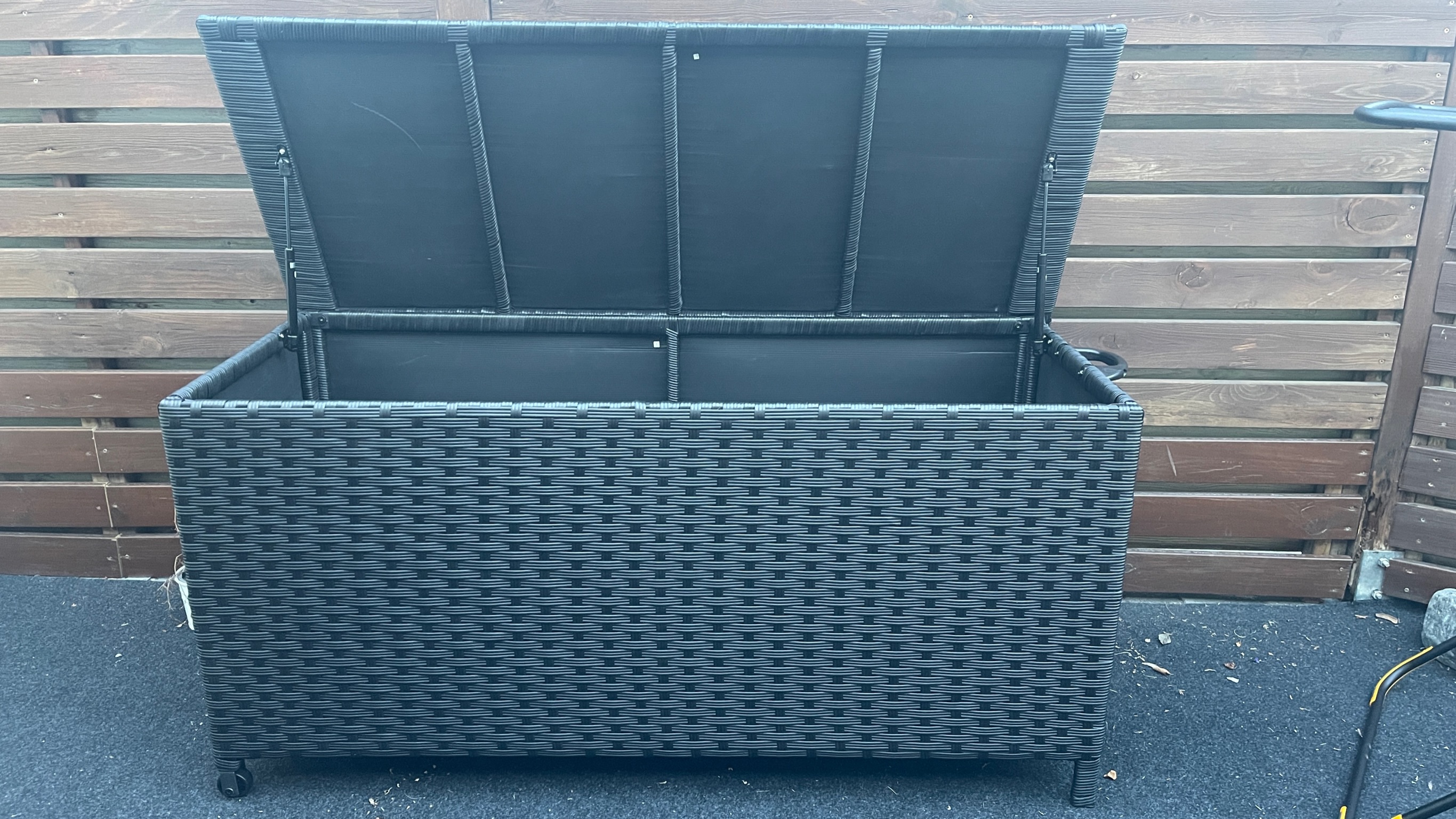 SELT / SOLD GEYMSLUBOX 260L frá Byko (ónotaður) en samansettur. 2