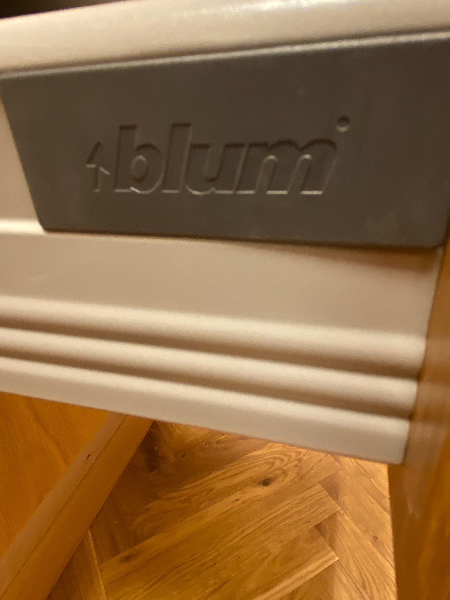 SELT - skápaborð - BLUM 3