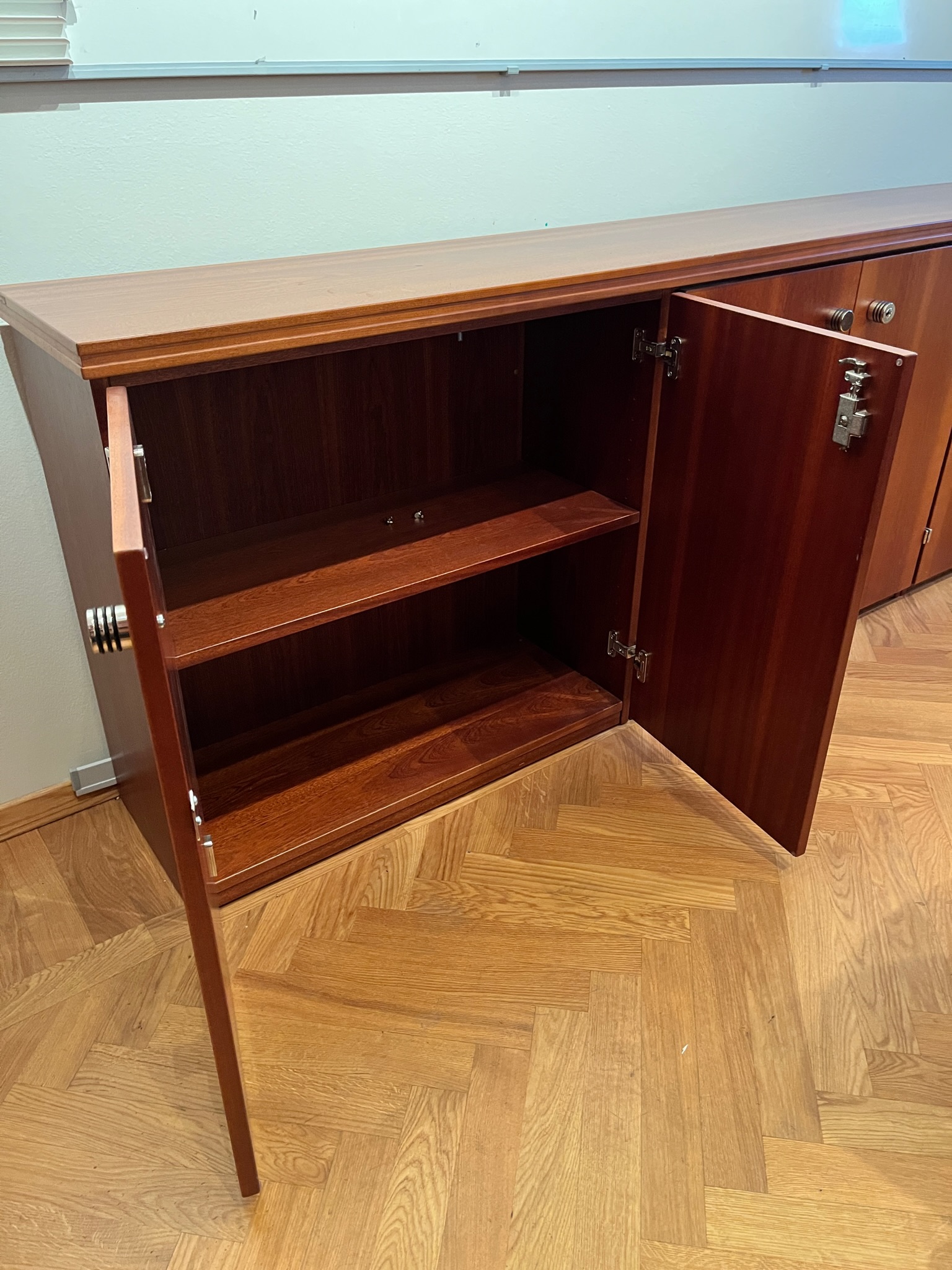 SELT / SOLD Skrifstofuskápur B248 x H80 - læsanlegur 4