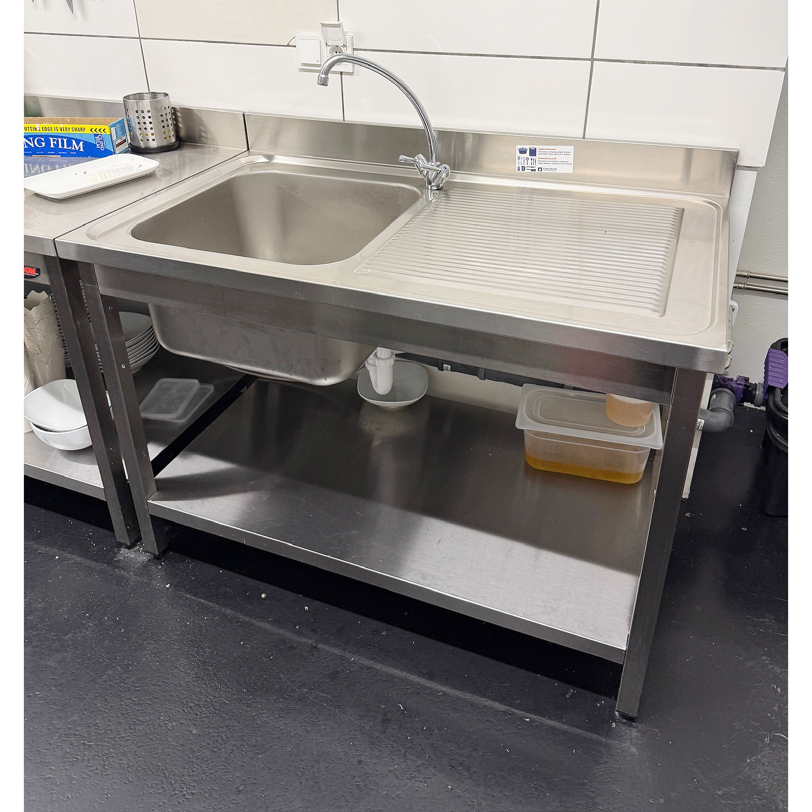 SELT / SOLD Tecnodom stálborð m. vaski, undirhillu og bakkanti frá BVT
