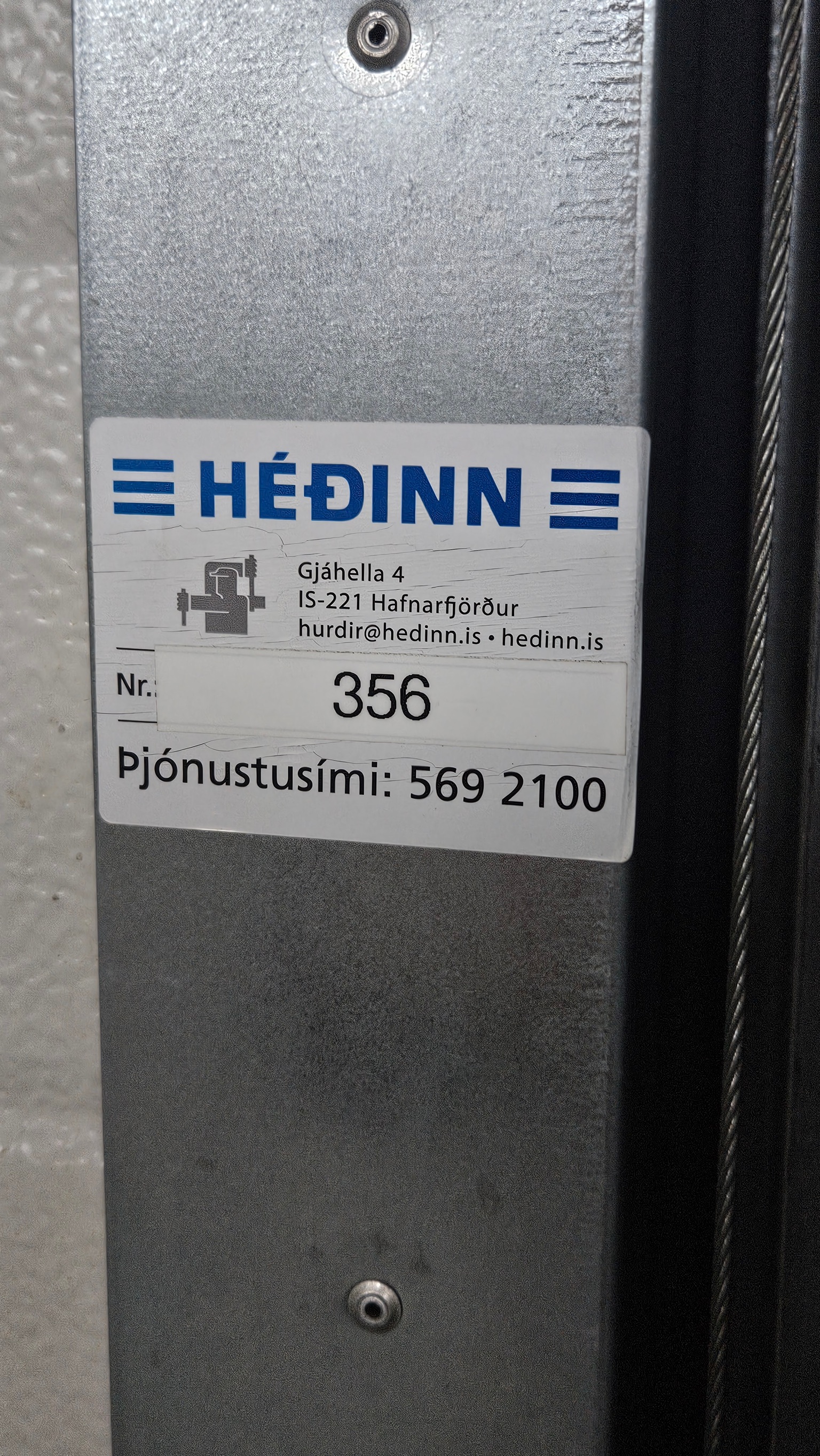 SELT / SOLD - Héðins iðnaðarhurð með gluggum, H230 x B250 sm. 6