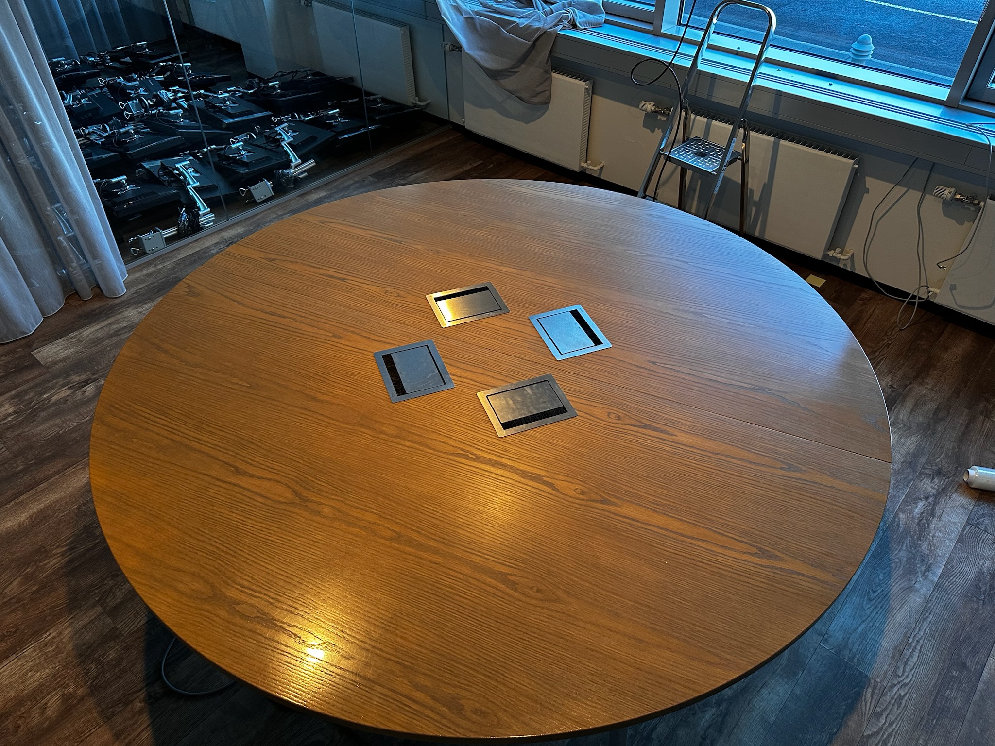 SELT / SOLD Hringborð / fundarborð, 8 manna, Ø220 x H73 sm. 5
