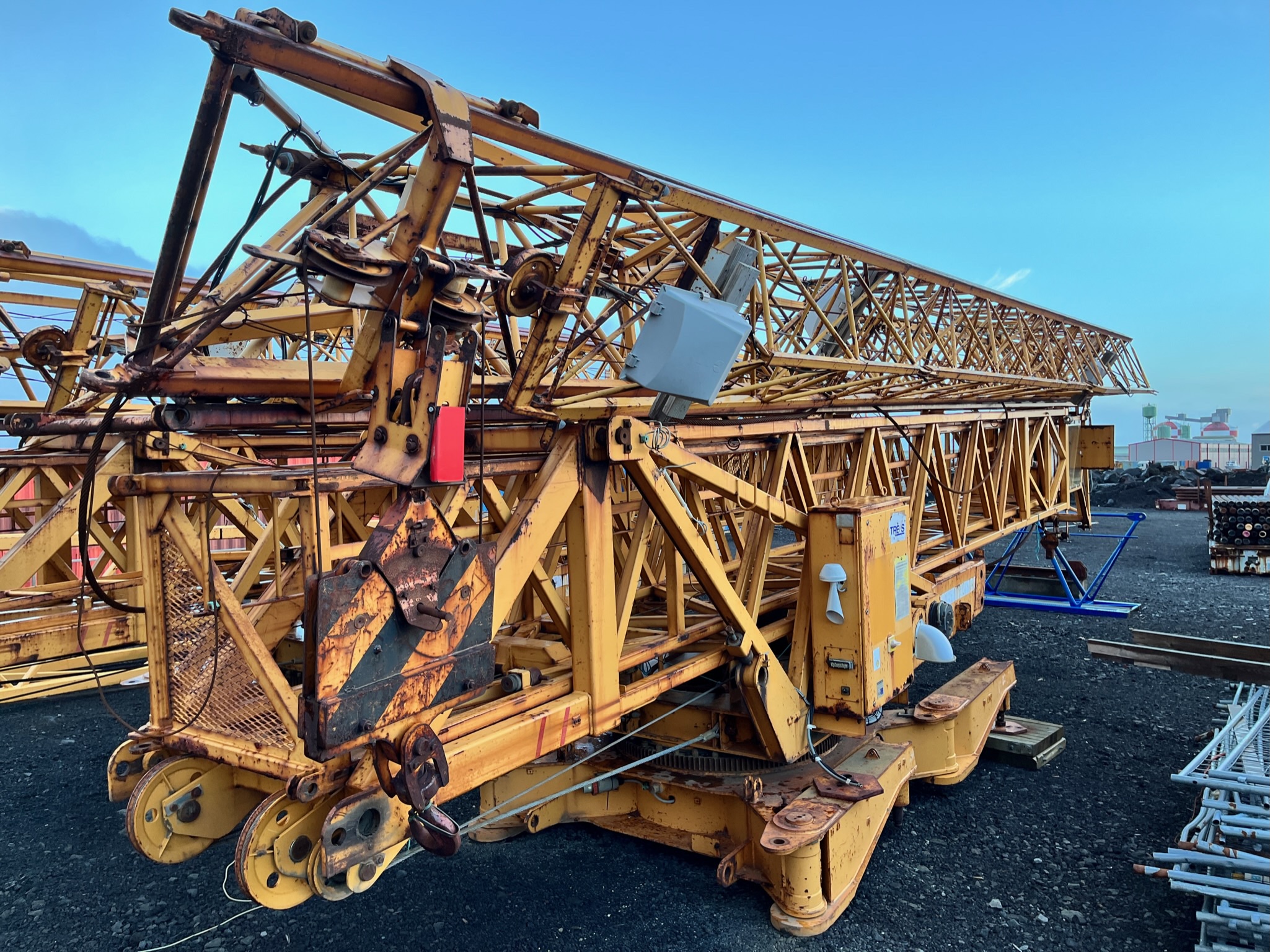 SELT / SOLD - Endurnýtt Liebherr byggingakrani 63K - AB 0234 4