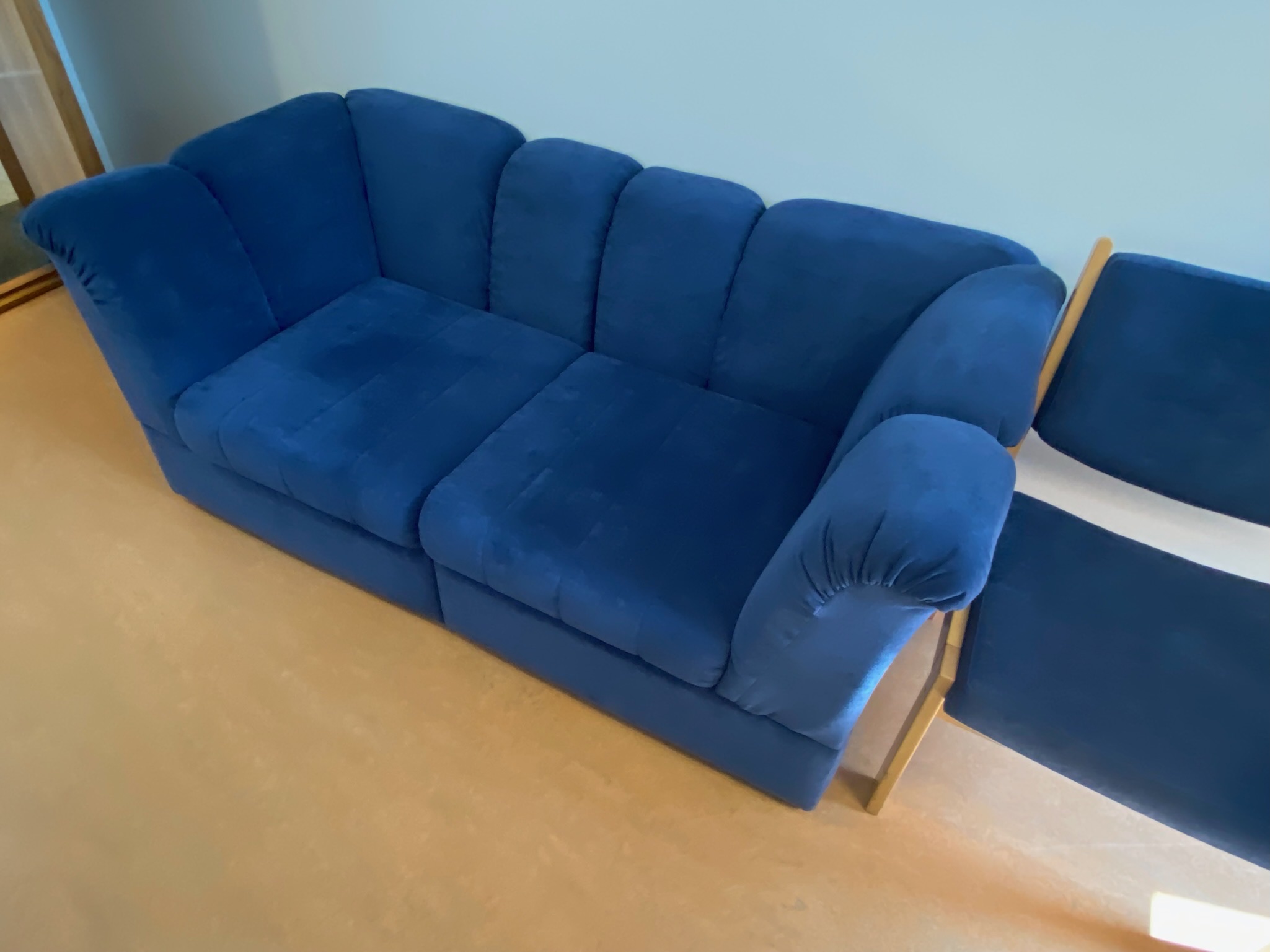 SELT / SOLD Velvet blár sófi 2ja manna 6