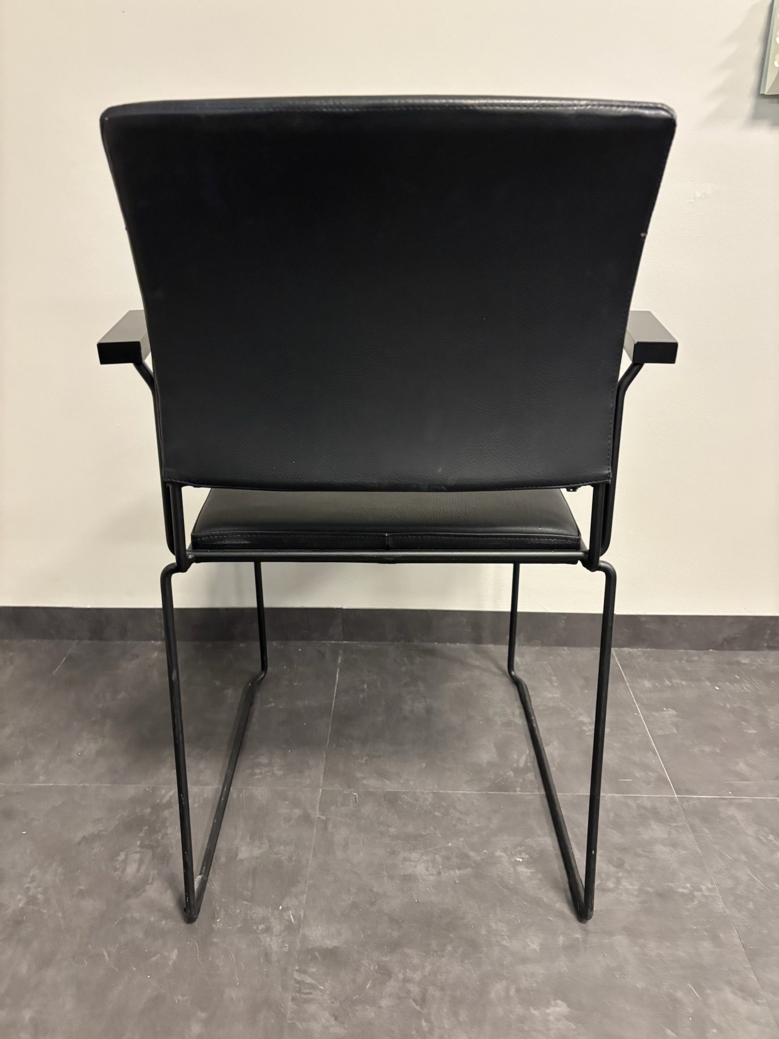 SELT / SOLD Fundarstóll frá Sýrusson, staflanlegur 8