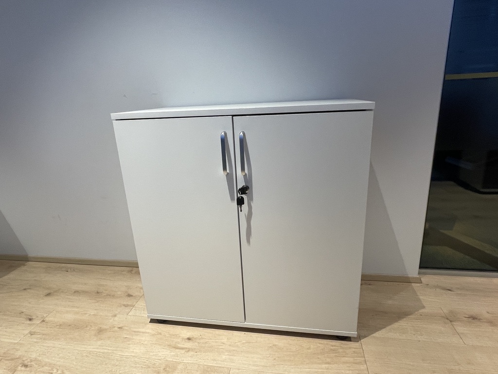 SELT / SOLD Stílhreinir skápar frá Hirzlan læsanlegur H82x B80 x D40 sm 4
