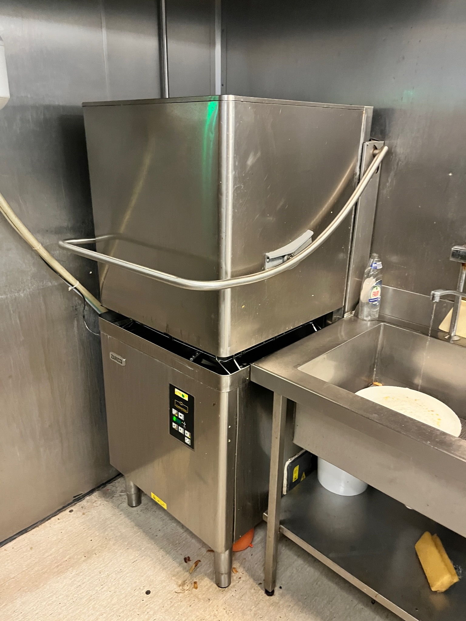 SELT / SOLD Zanussi húddvél ásamt sápuskammtara 2