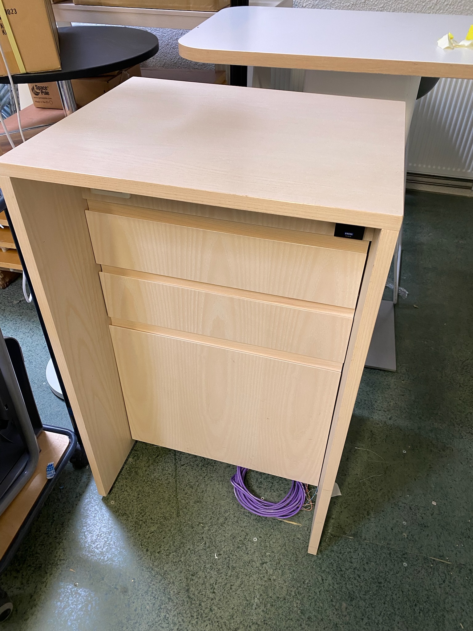 SELT / SOLD Skrifstofuskenkur H96 m.skúffum