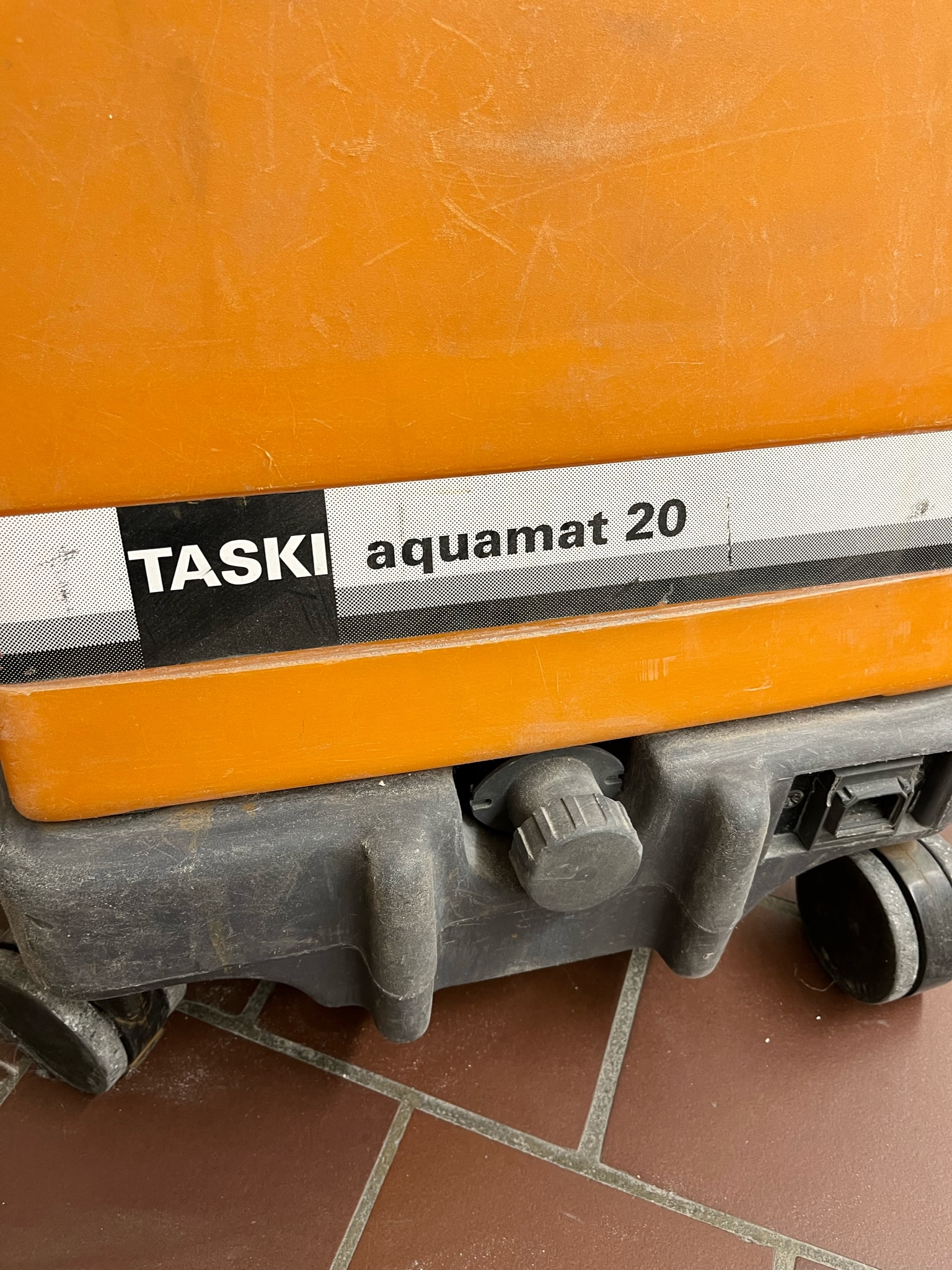 SELT / SOLD Taski AQ 20 skúringarvagn 8
