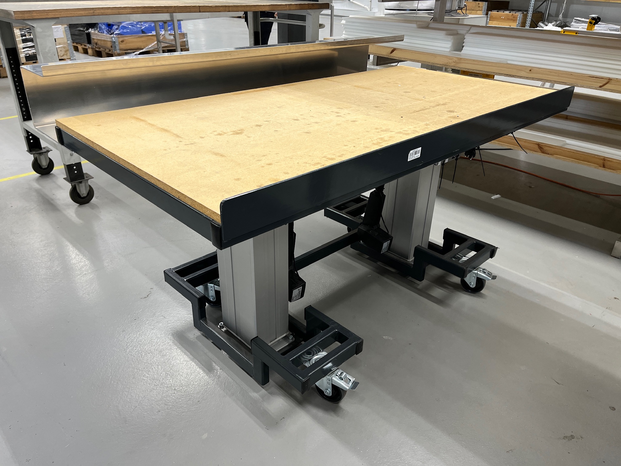 SELT / SOLD - Rafmagnsvinnuborð á hjólum, B160 x D103 sm.