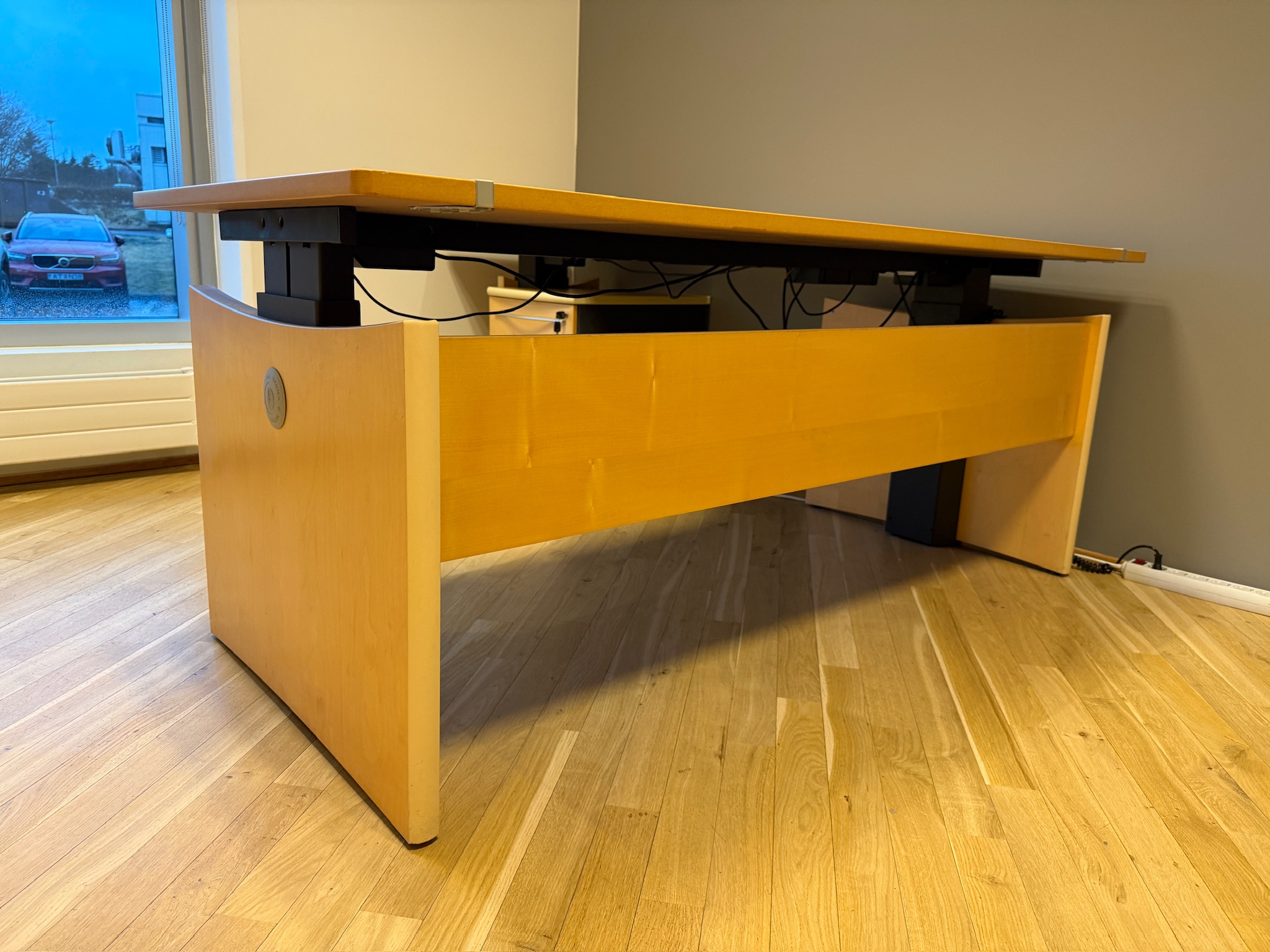 SELT / SOLD Dencon rafmagnshornborð m/blygðunarspjaldi, B200xL180sm. 3