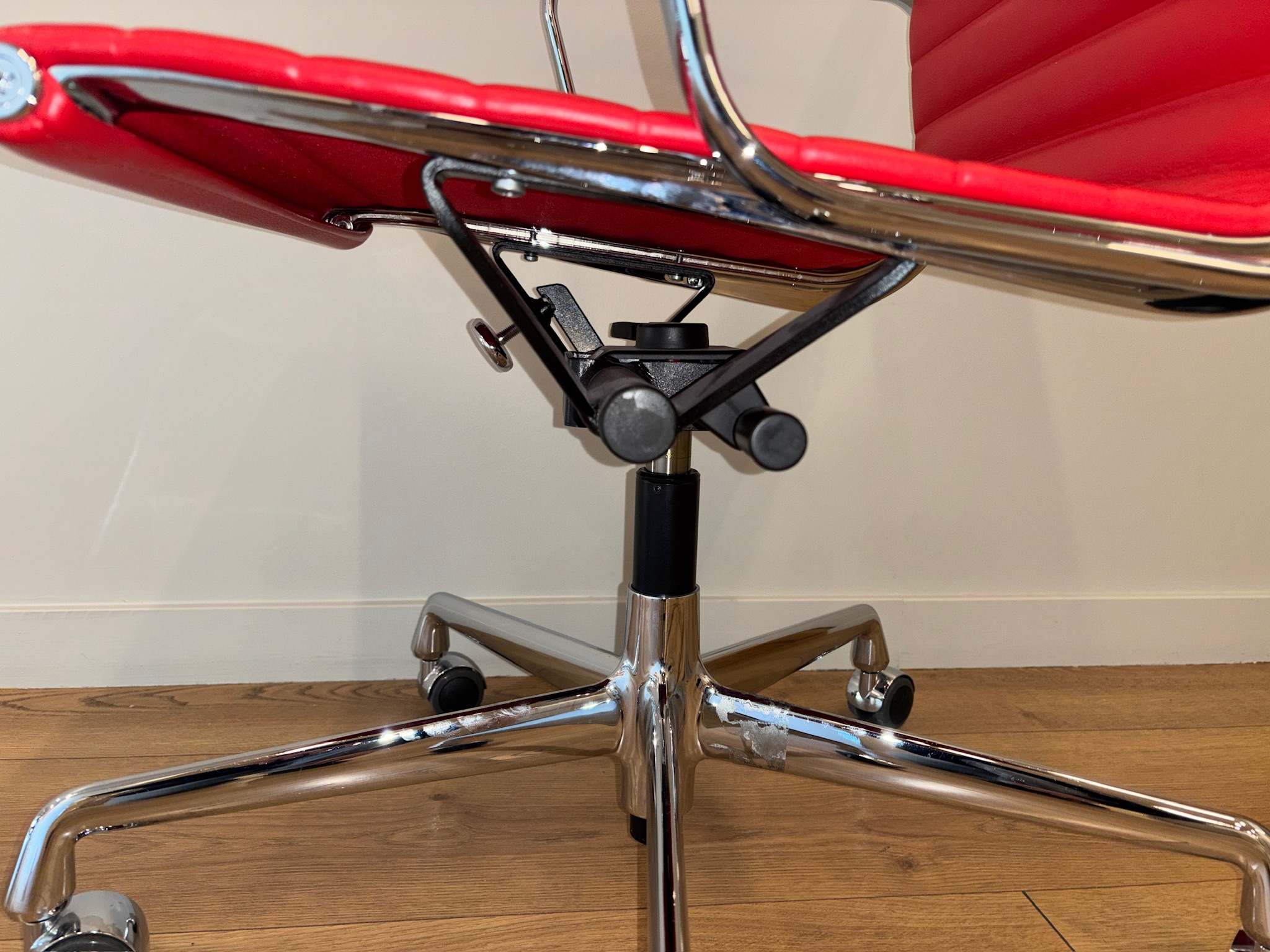 SELT / SOLD Vitra fundarstóll frá Pennanum 9