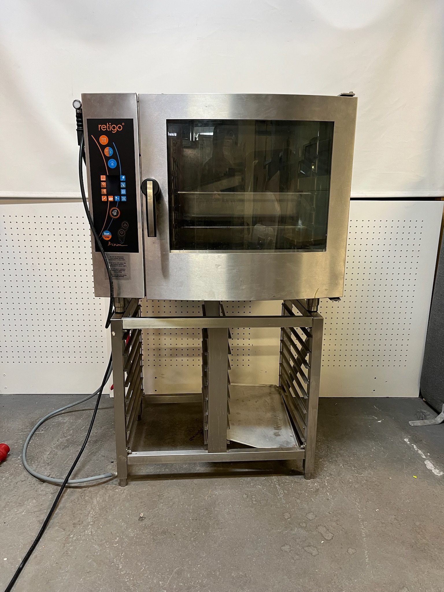 SELT / SOLD Retigo gufuofn á ofnstandi frá ProGastro, 6 skúffur