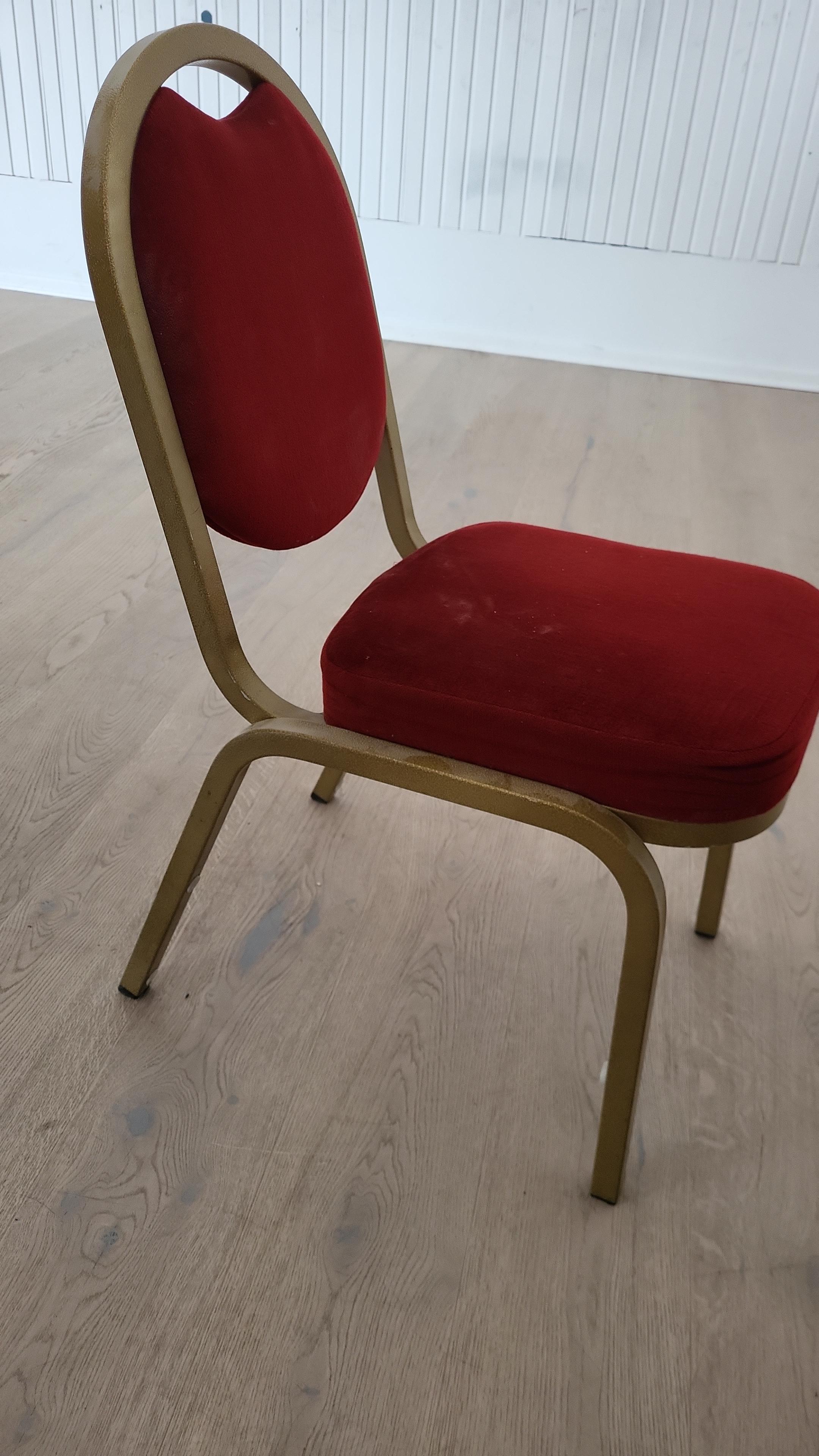 SELT / SOLD Flottir staflanlegir stólar 2