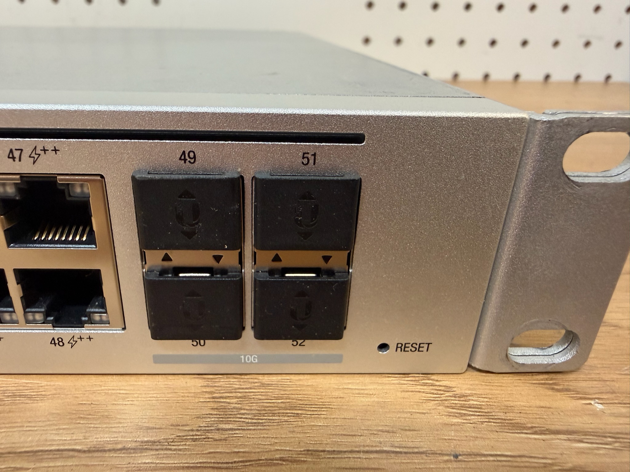 UniFi Pro PoE 48 porta sviss frá Ofar 5