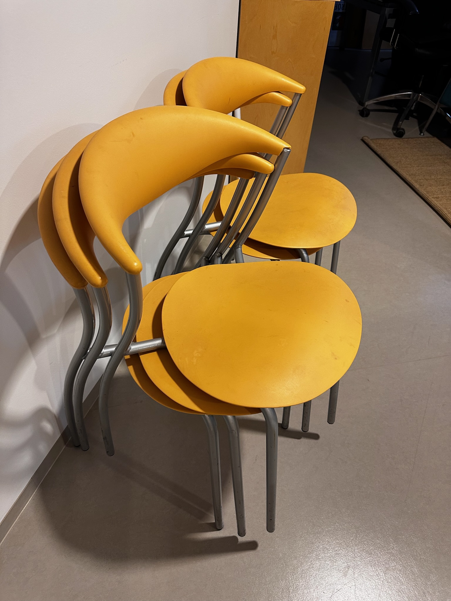SELT / SOLD Eldhússtólar, staflanlegir 4