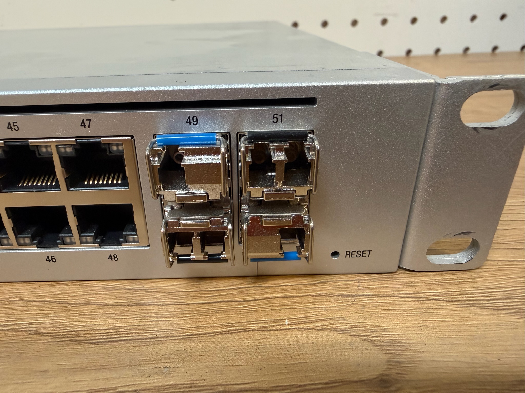 SELT / SOLD UniFi USW 48 PoE sviss frá Ofar 5