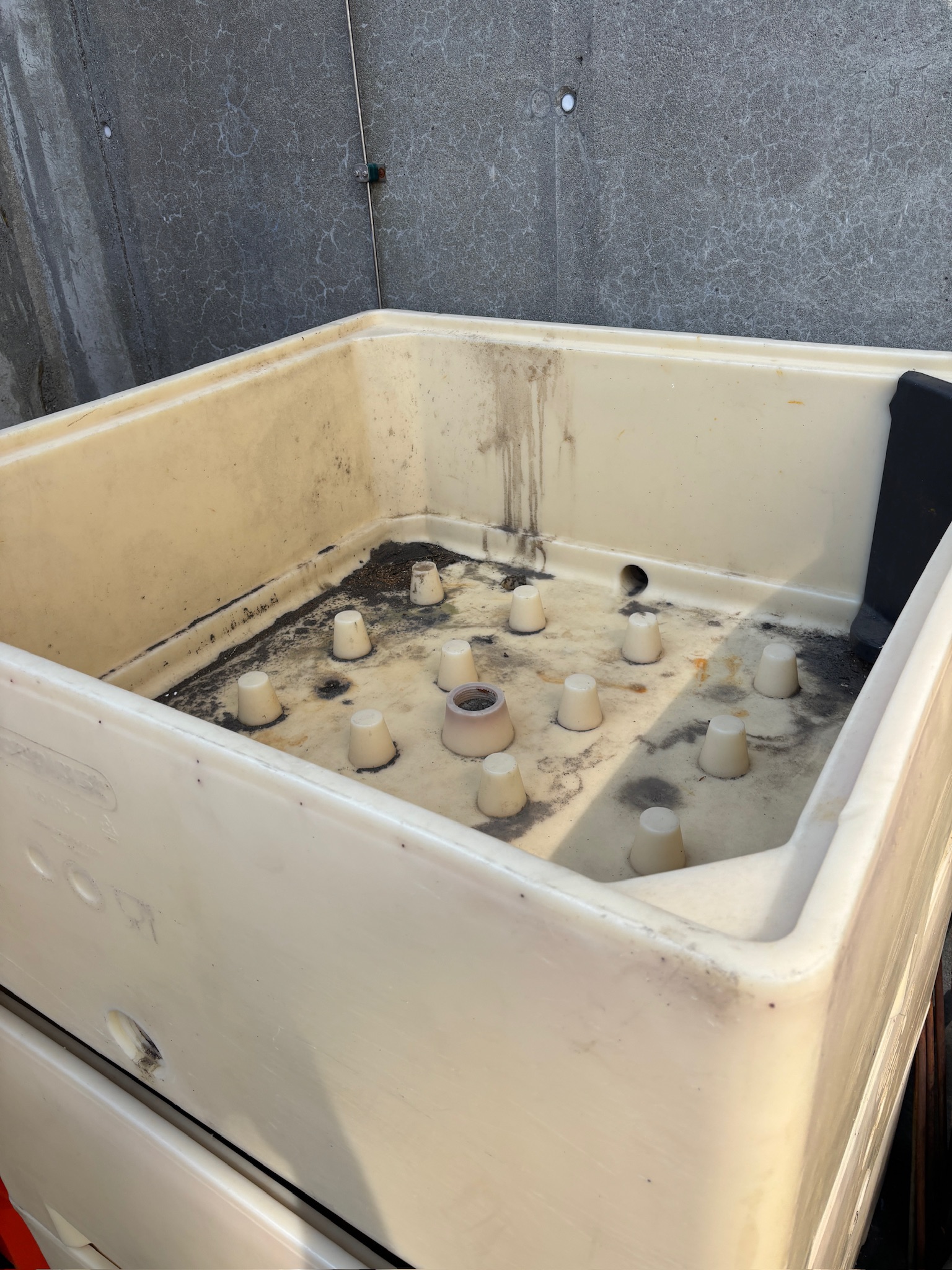 SELT / SOLD Ker frá Sæplast, 350L (3 stk.) 4