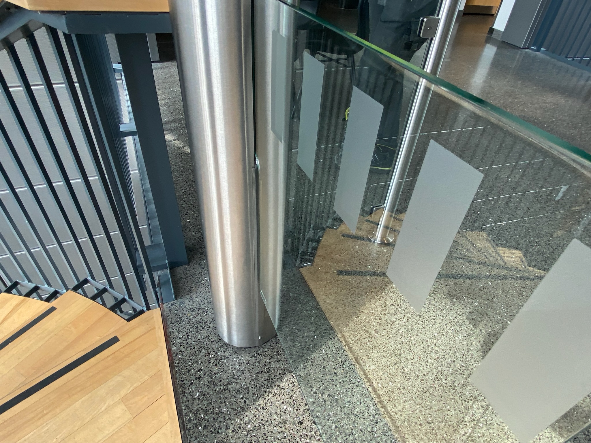 SELT / SOLD Rafknúið glerhlið - öryggishlið 5