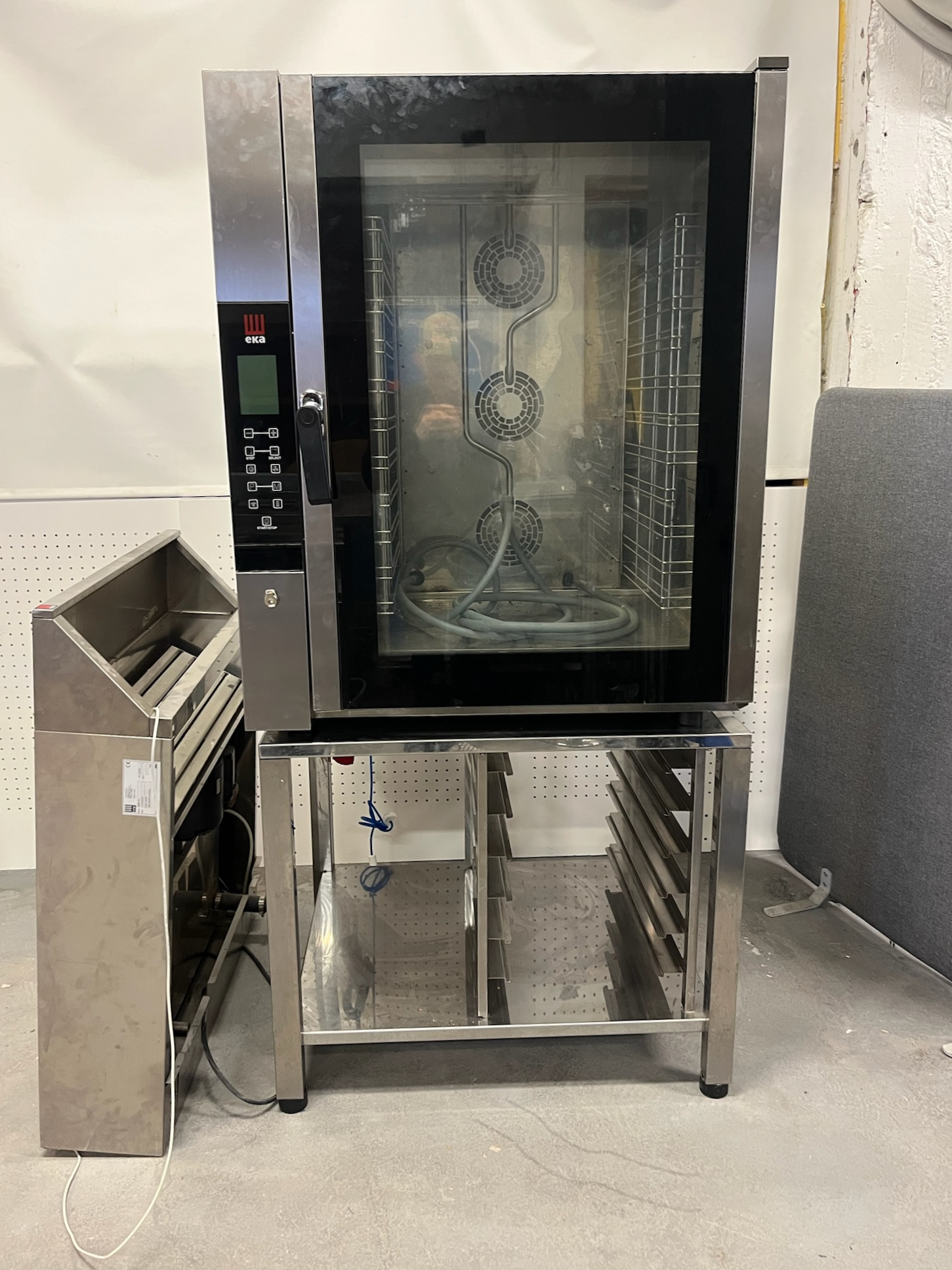 SELT / SOLD TecnoEKA gufuofn á standi ásamt háfi, 11 skúffu